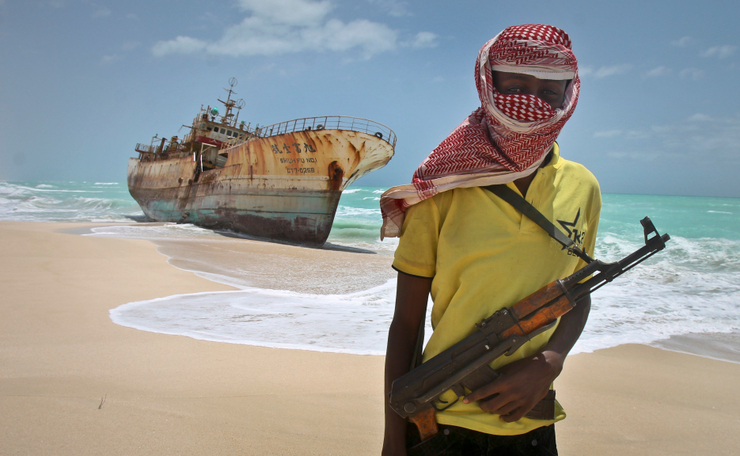 Pirata somalí y barco