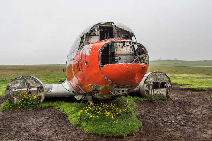 Épave d'avion orange dans un champ