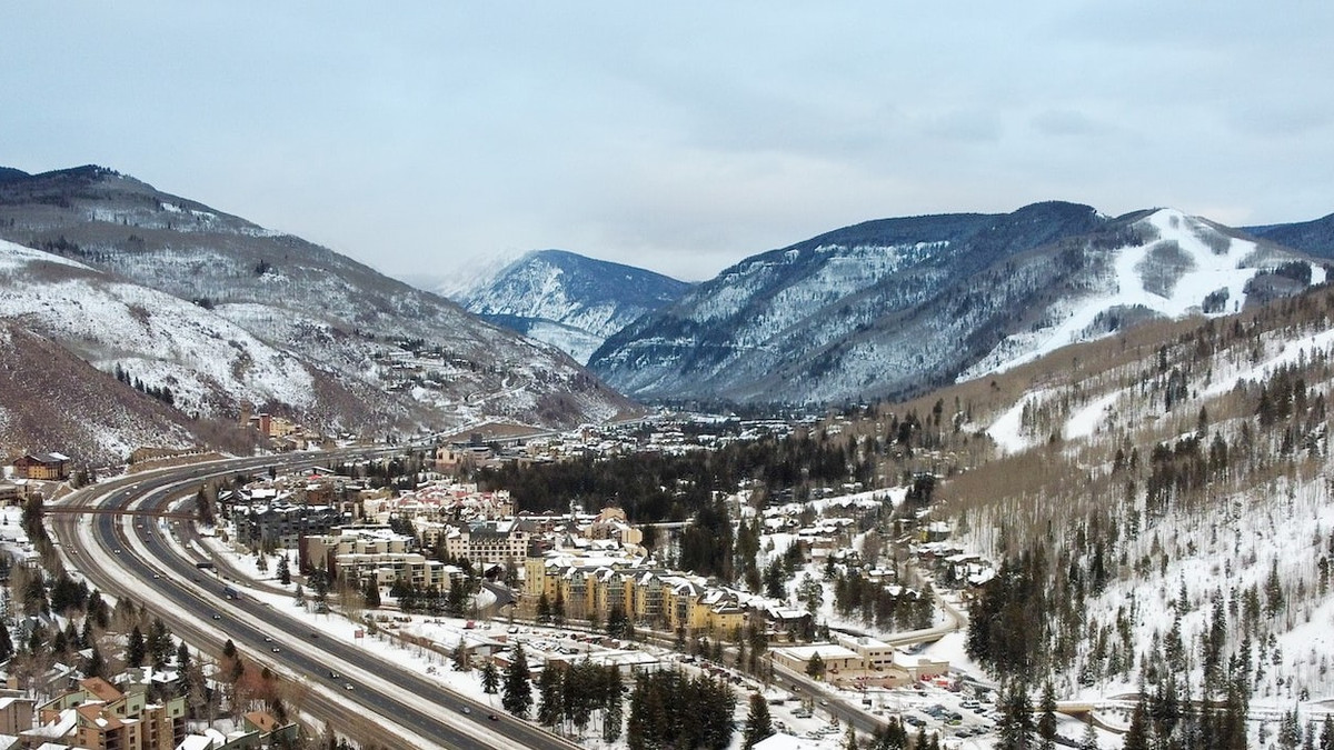 Busy Streets in Beautiful Mountain Town Vail, Colorado Editorial Image -  Image of tourists, rocky: 145139190, image size:1200x675