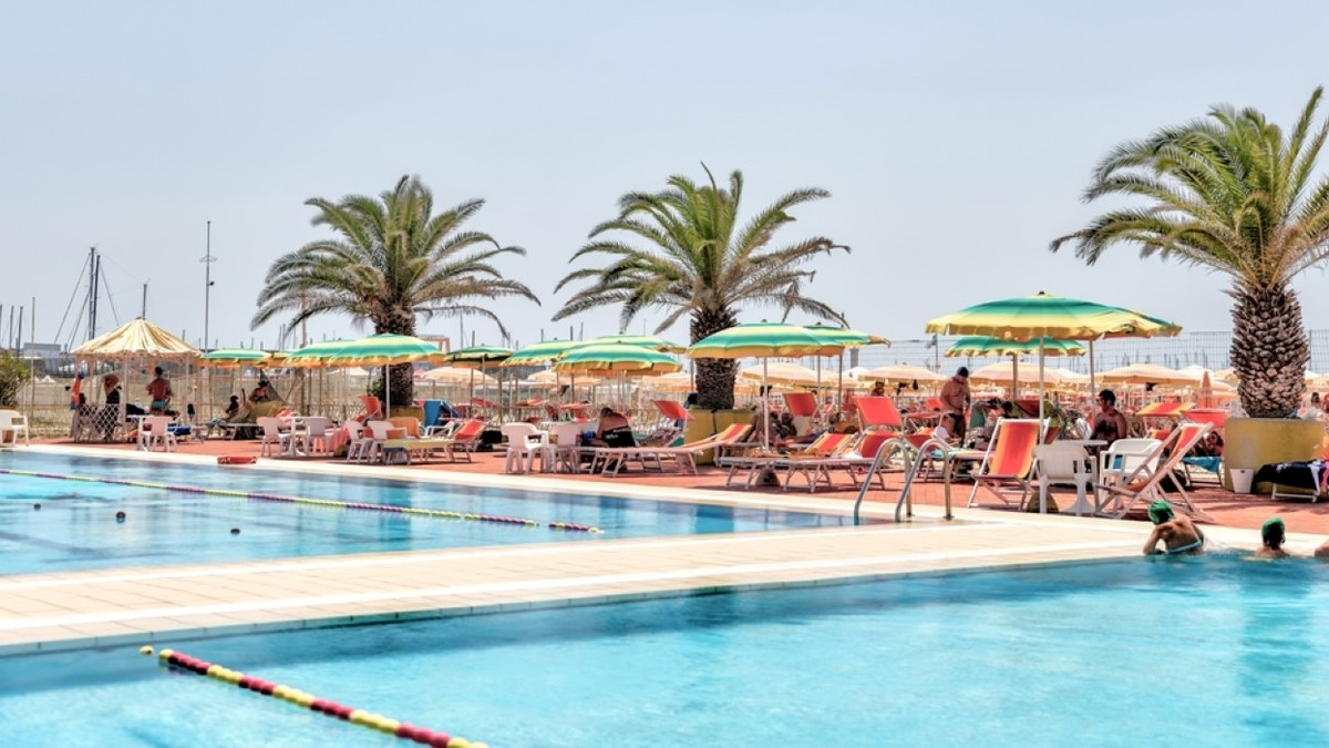 La Dolce Vita Meets Aquatic Bliss: 10 Luxury Hotels In Rome With ...