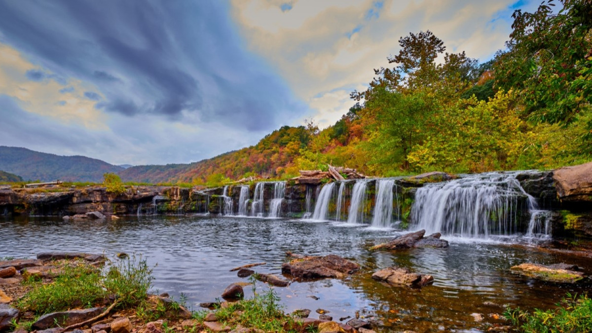 Here's What Makes Sandstone Falls The Most Impressive In New River ...