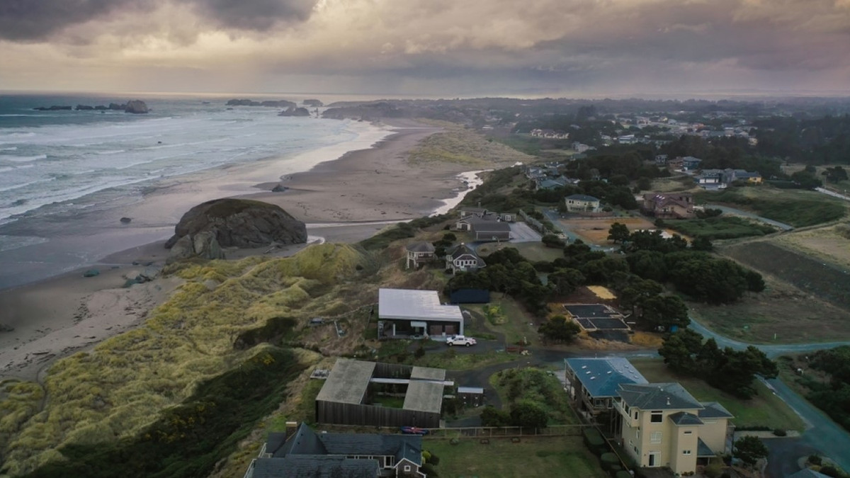 10 Bandon, Oregon Hotels To Stay At This Fall And Experience Coastal Beauty