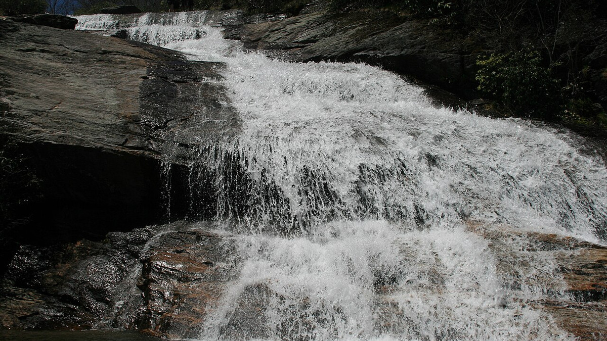 Beautiful Waterfalls That Are Easily Reachable Off The Blue Ridge Parkway