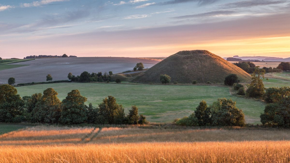 Silbury Hill Is The Largest Prehistoric Mound In Europe - The Size Of ...