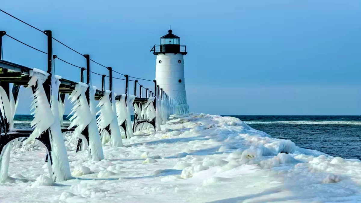 10 Frozen Lighthouses To Visit In Michigan This Winter