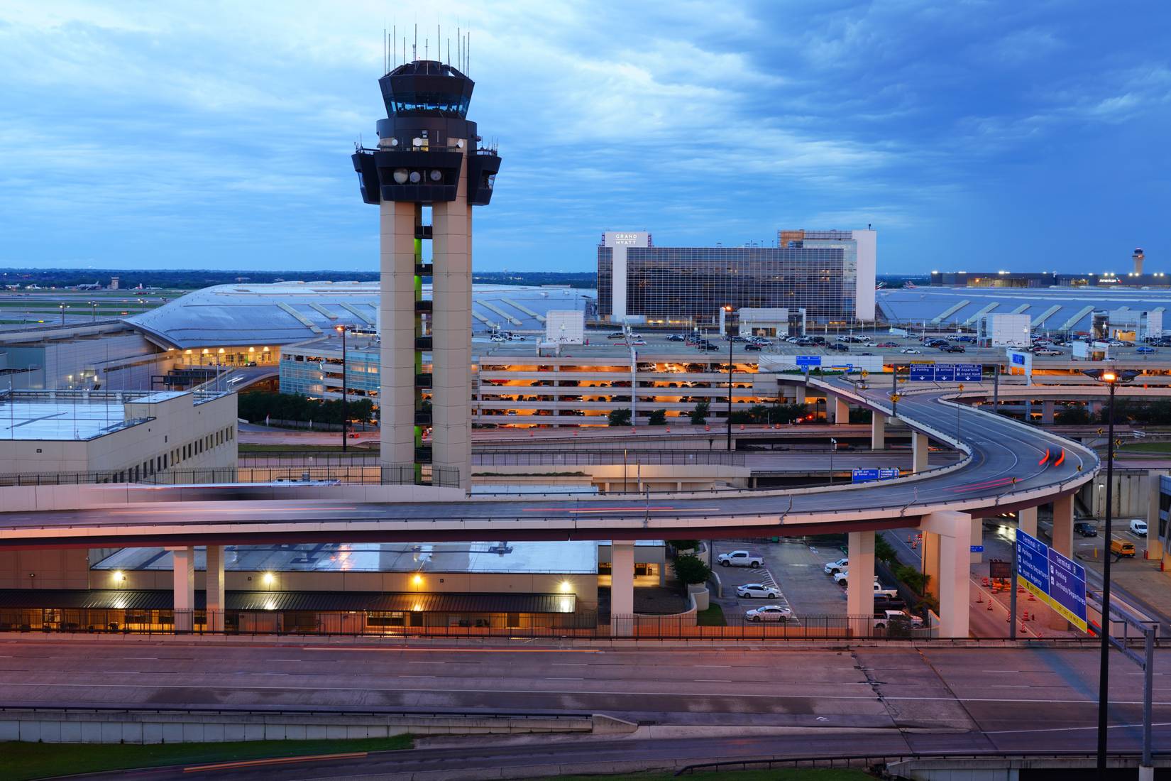 american-airlines-nears-1-000-cancellations-in-a-single-day-its-major