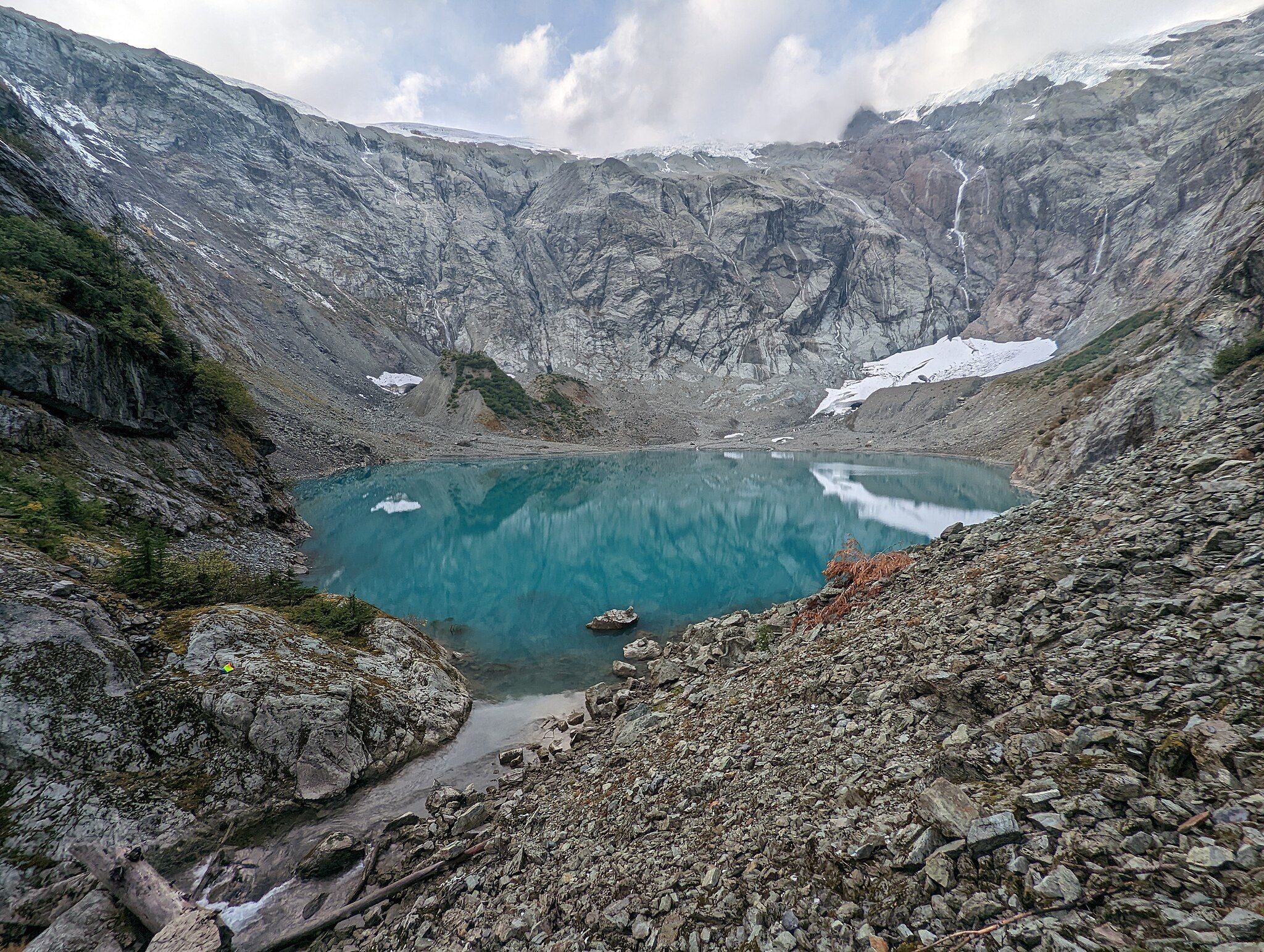 2048px-sulphide_lake-_shuksan.