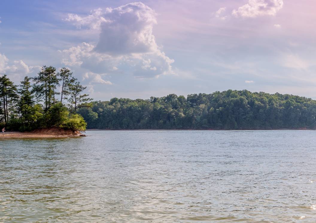 This Haunted Lake In Georgia Continues To Take Vacationers' Lives This Haunted Lake In Georgia Continues To Take Vacationers' Lives