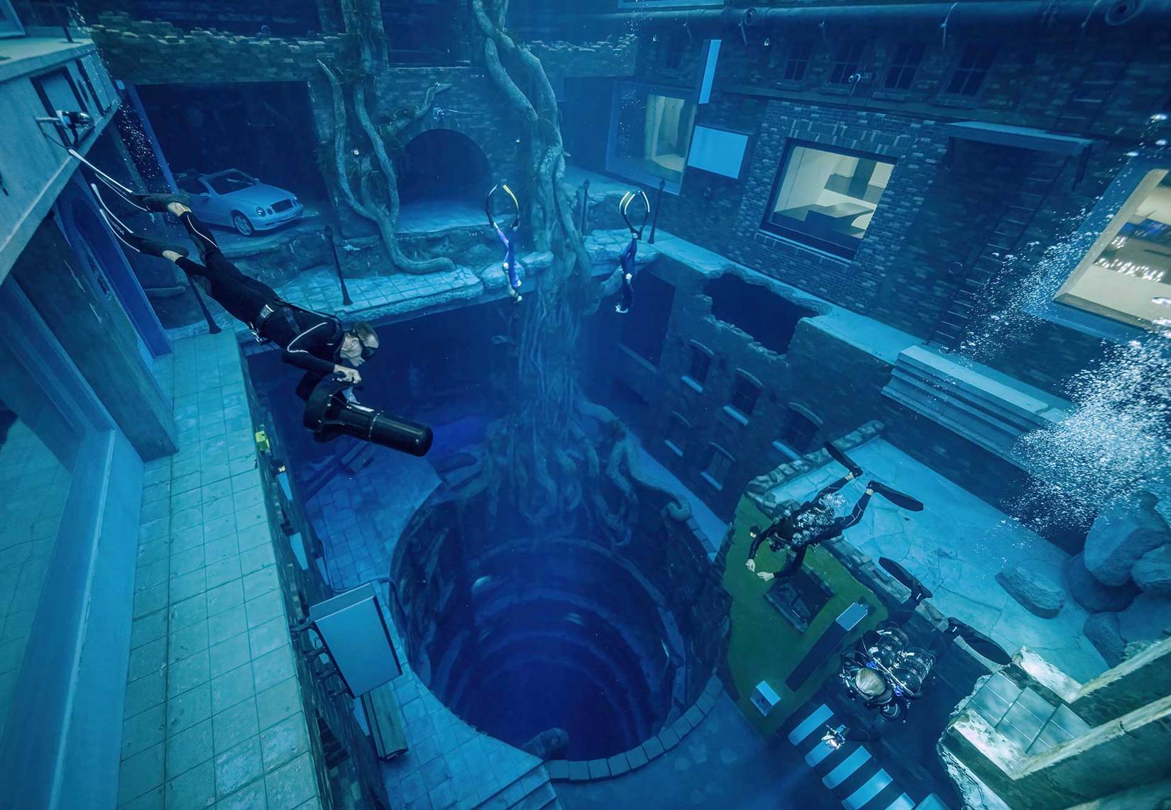 7 Deepest Pools In The World For Expert Divers