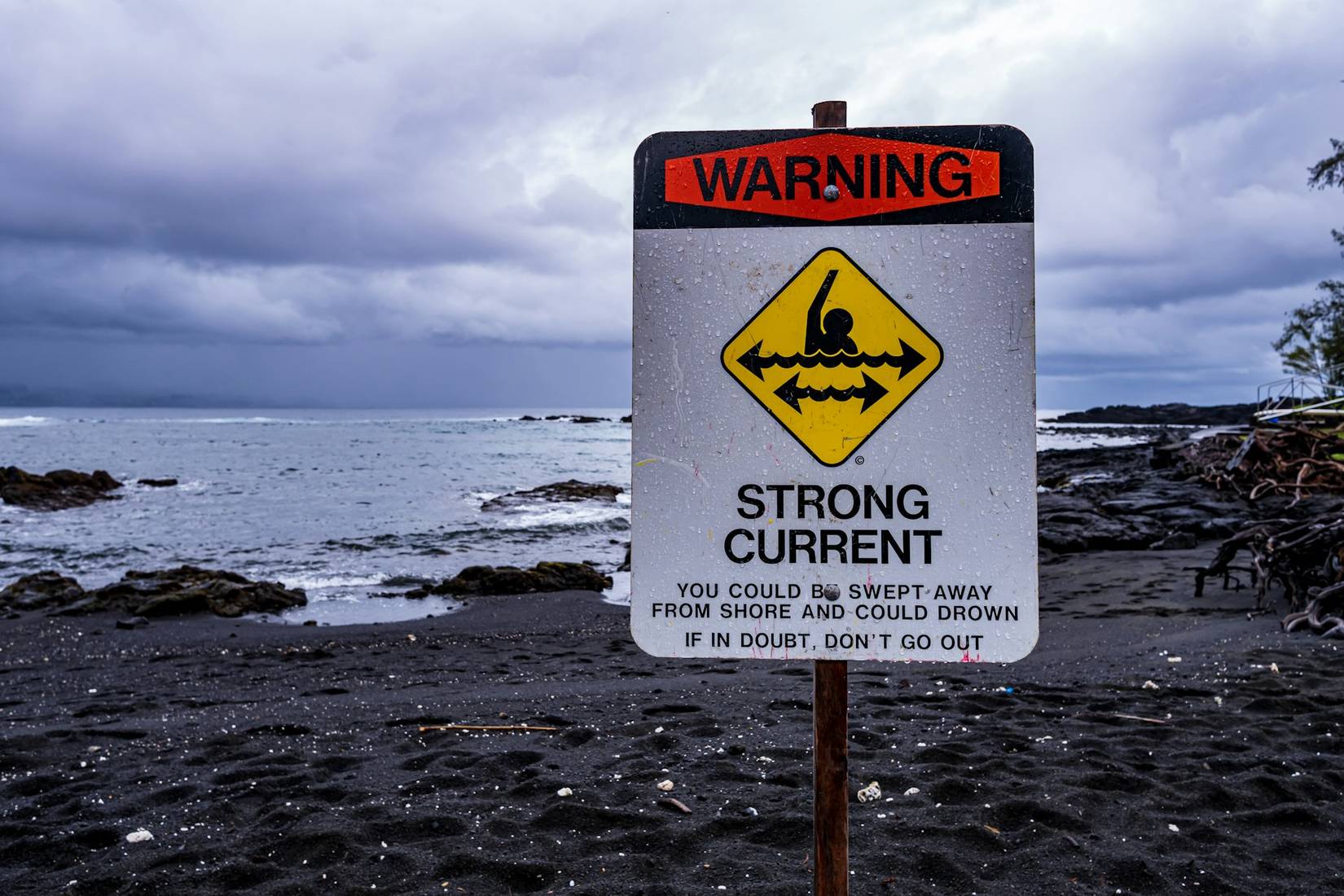 Hilo Distance Sign This Beautiful Hawaiian Town Is Surprisingly Dangerous To Visit
