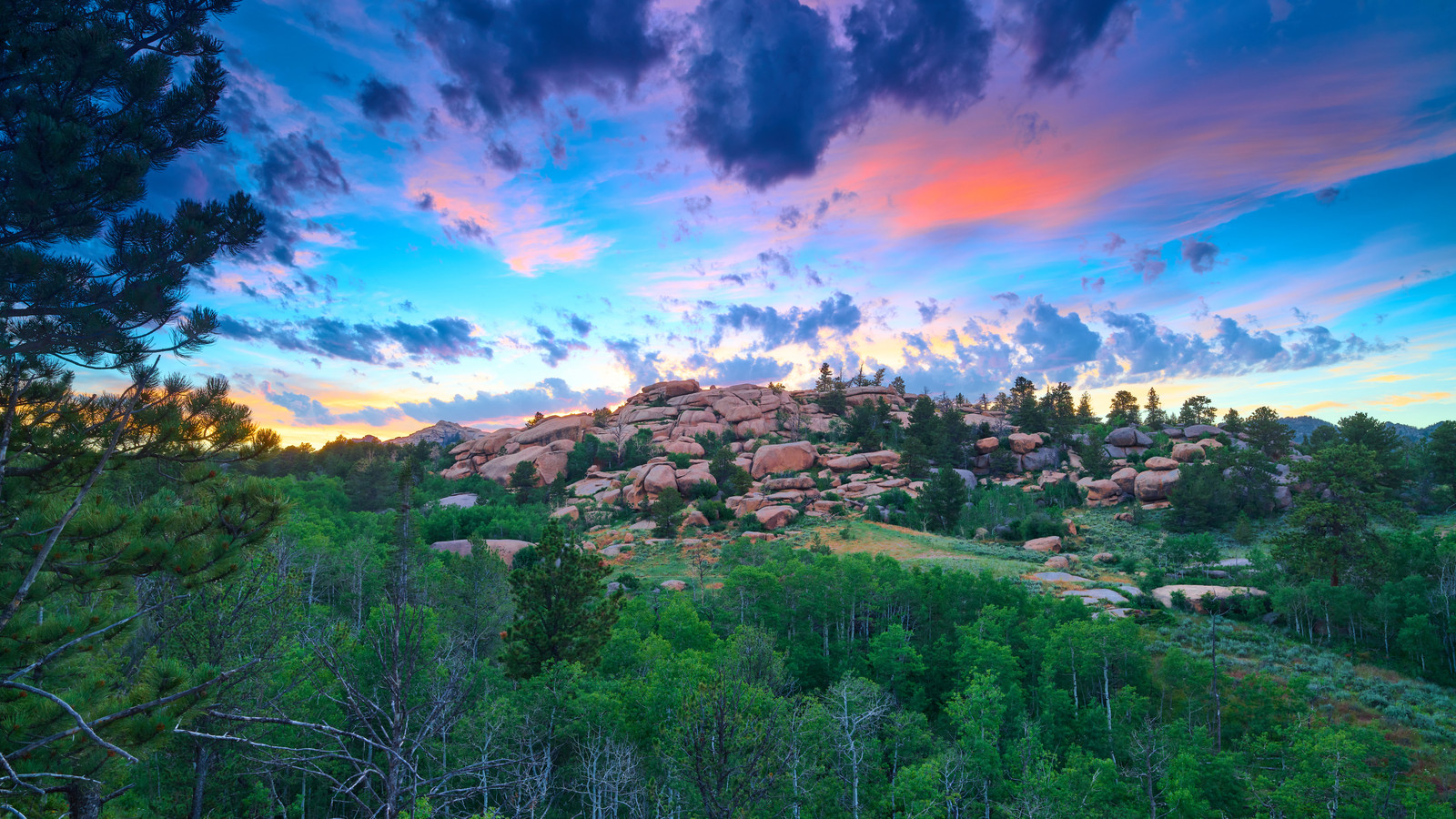 This Underrated Wyoming Park Is A Dead Ringer For The Red Rocks Of The ...