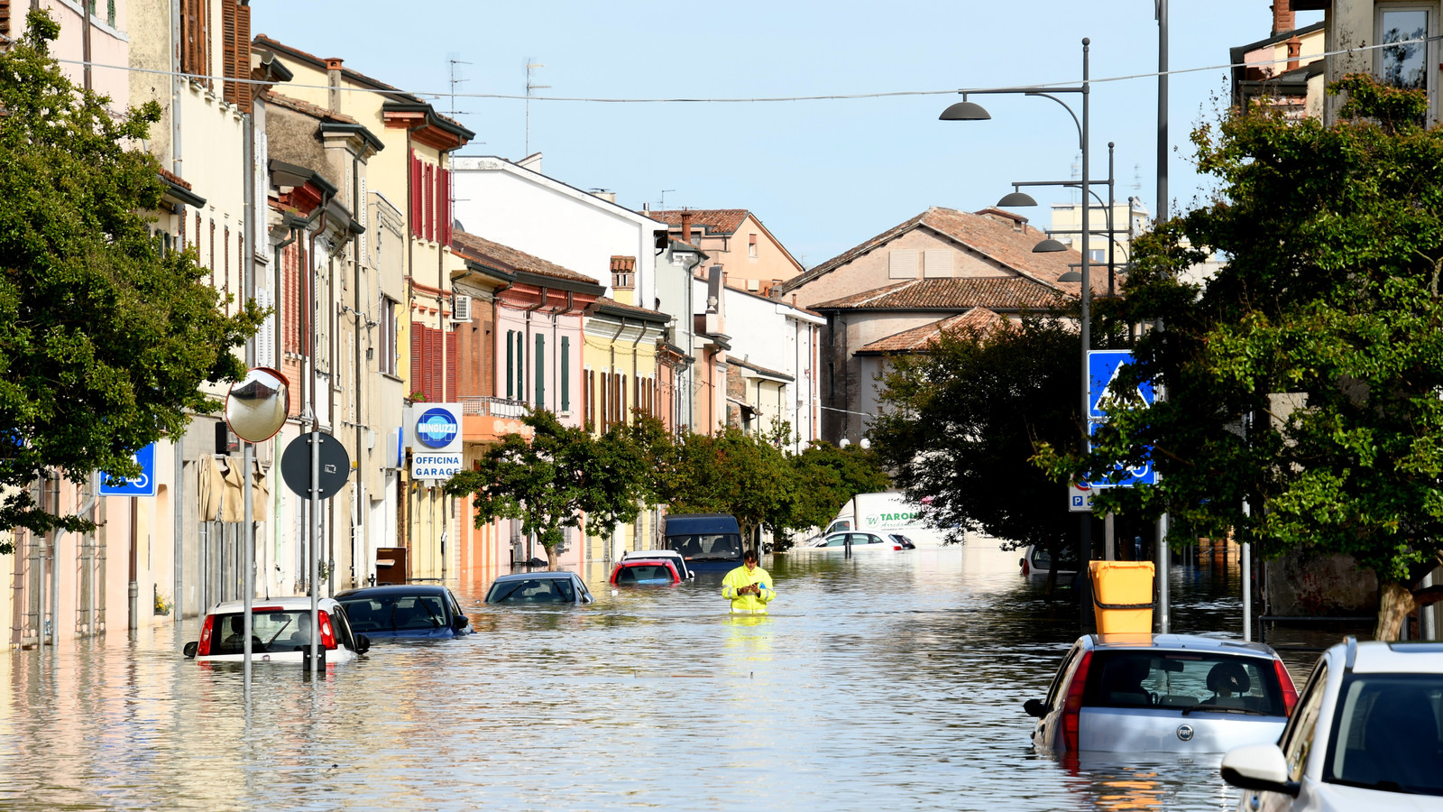 Woman Risks Her Own Life Courageously Rescuing a Man Swept Away by ...