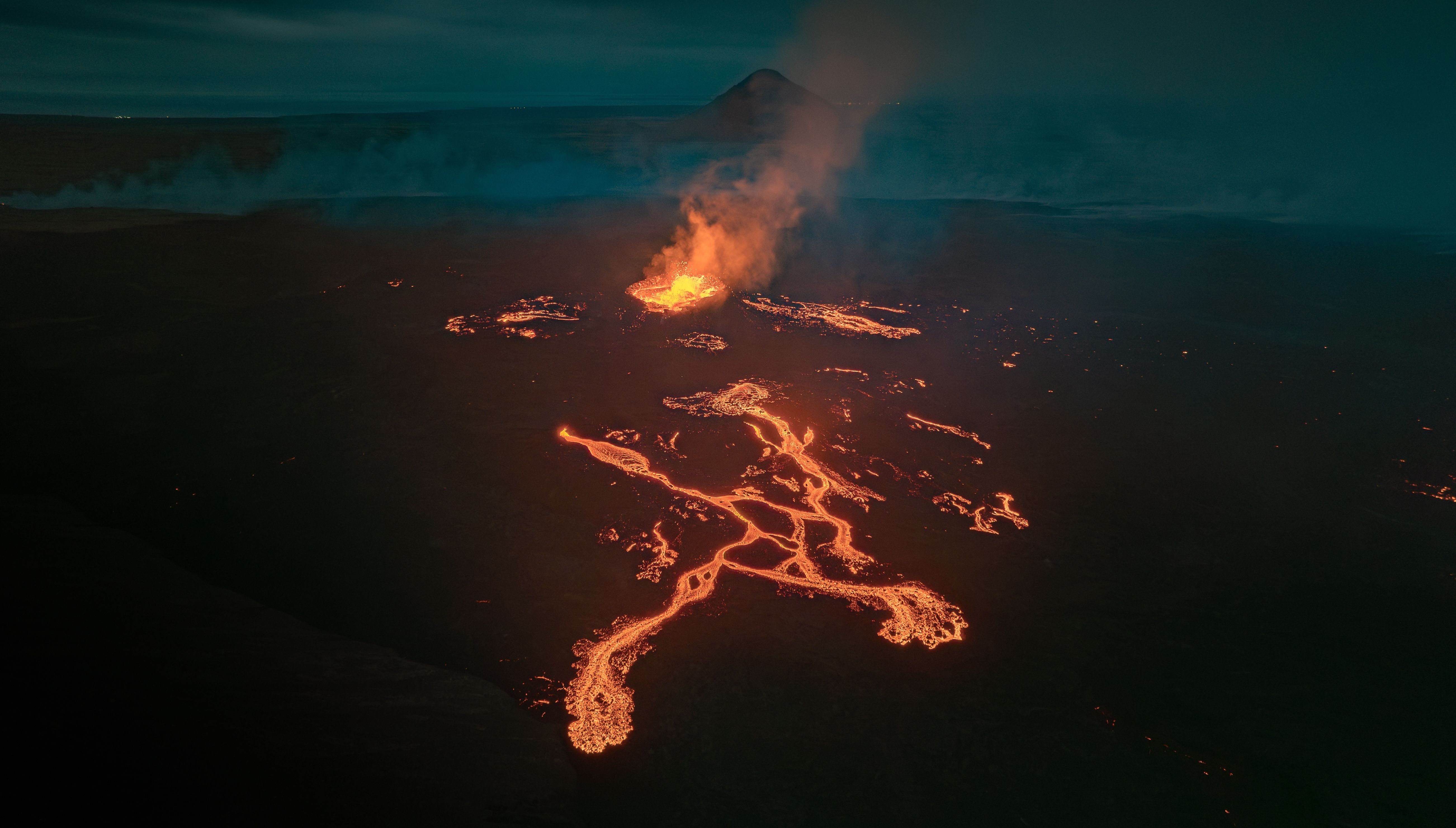 Icelandic Fissure Volcano Erupts Causing Evacuations of Popular