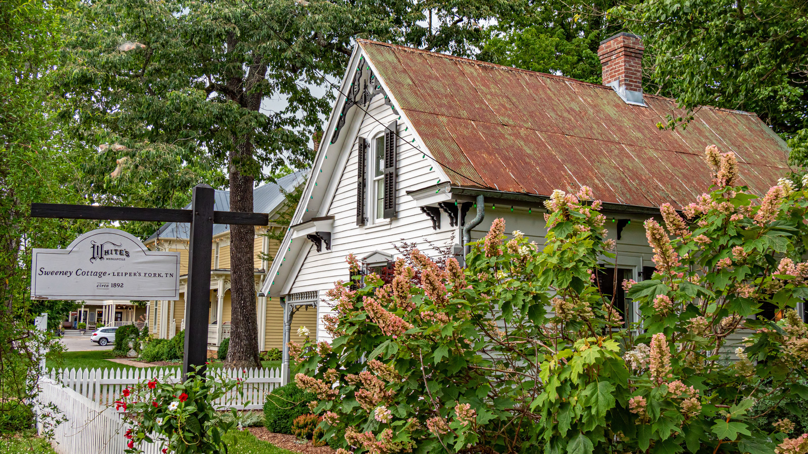 The "Rural Beverly Hills" Of Tennessee Is The Most Exclusive Small Town In The South