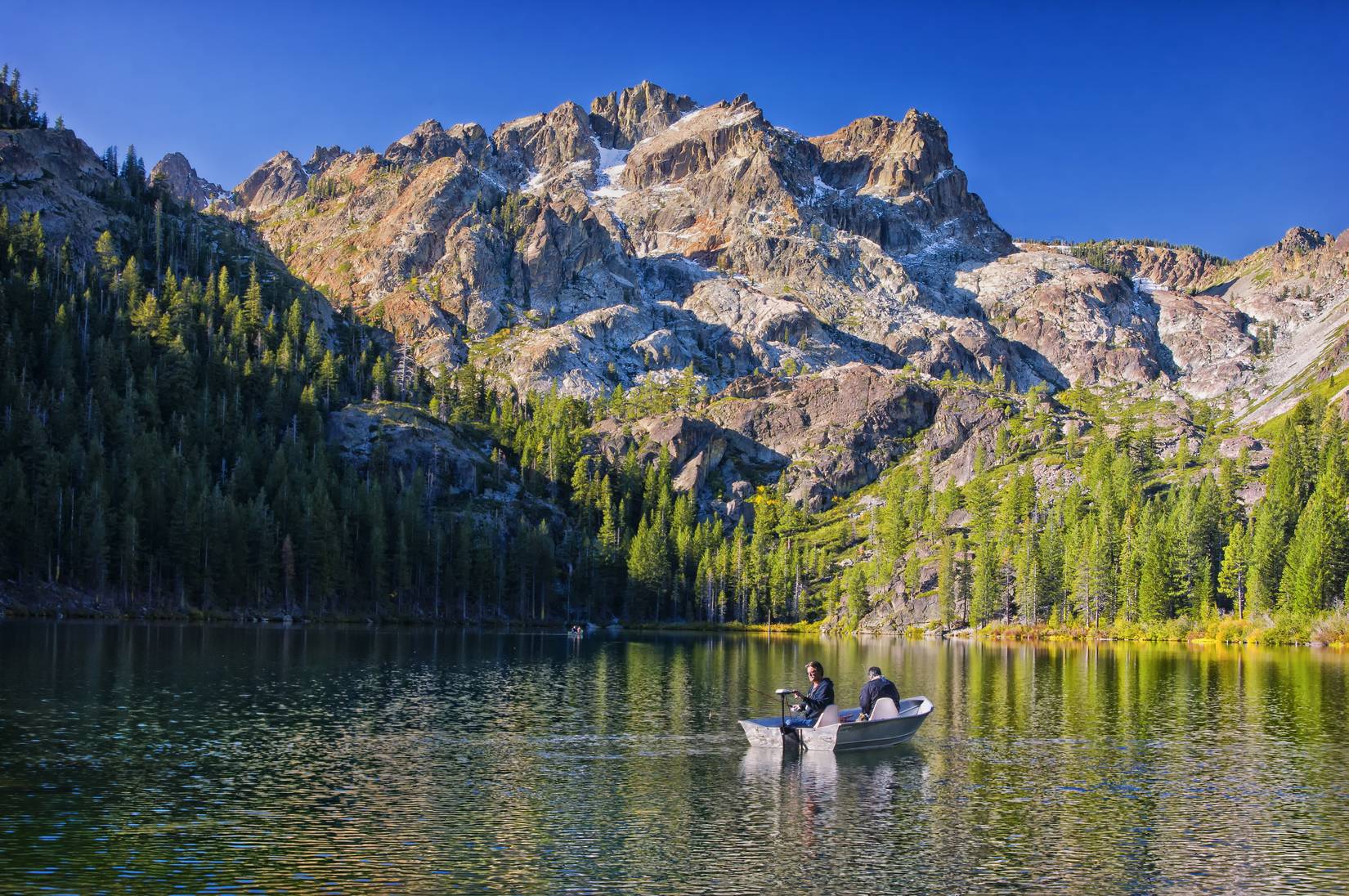 This Secret California Lake Spot Is The Sierra Nevada's Most Underrated
