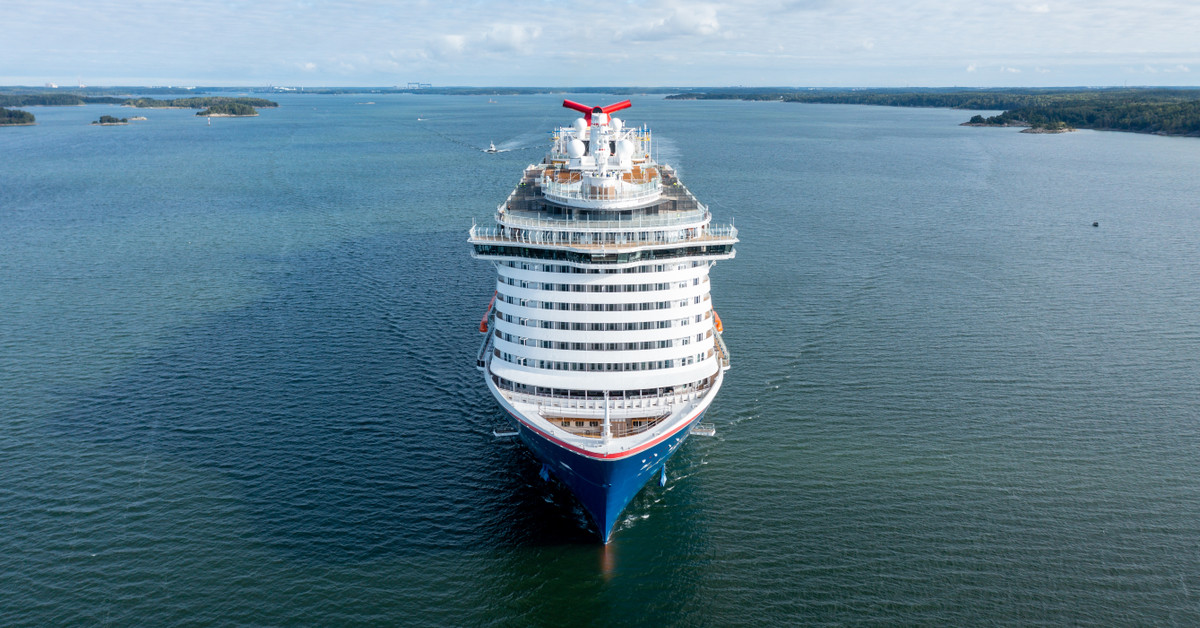 Carnival Cruise Passengers Get Heated Over Formal Fashion Debate Carnival Cruise Passengers Get Heated Over Formal Fashion Debate