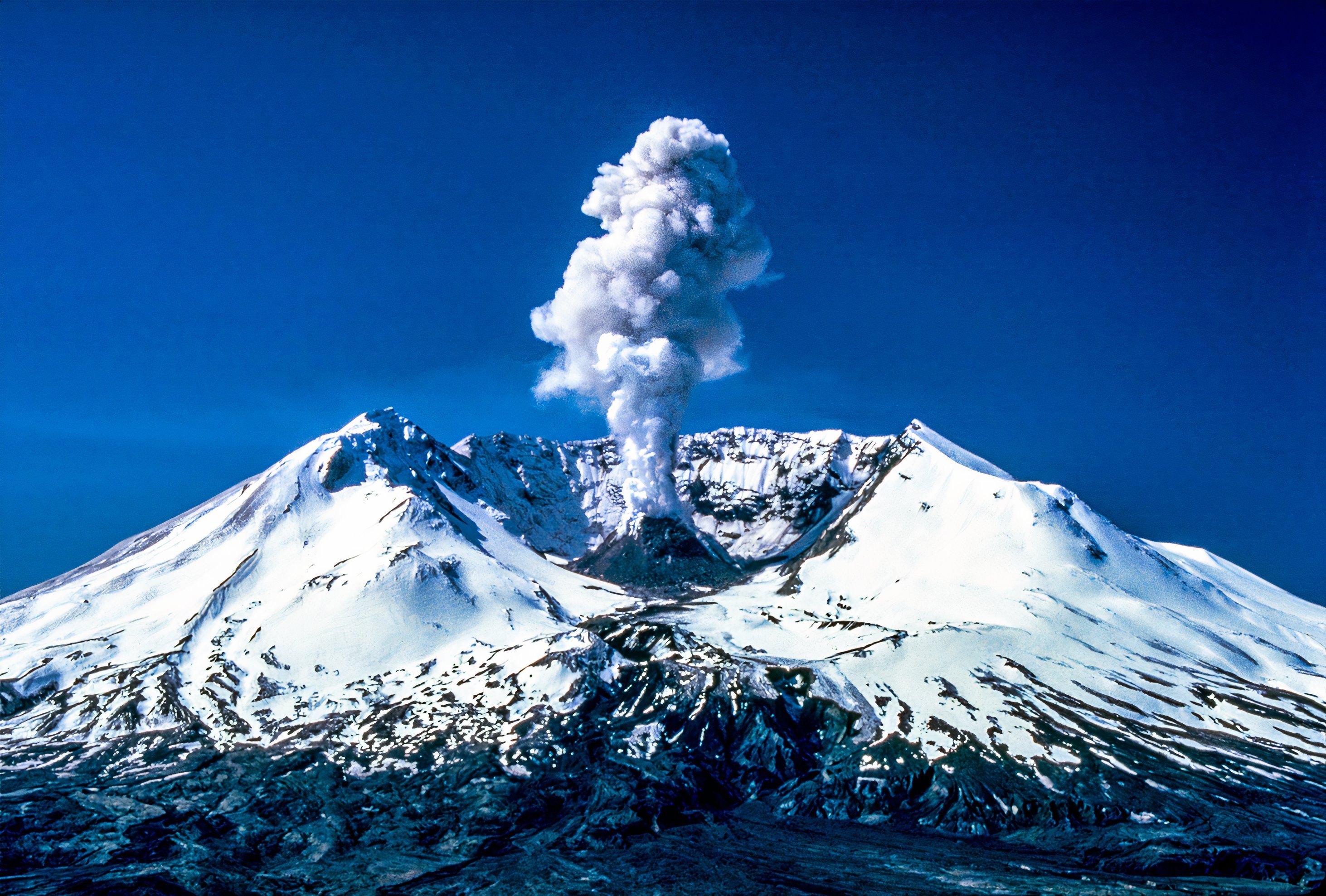 msh82_st_helens_plume_from_har