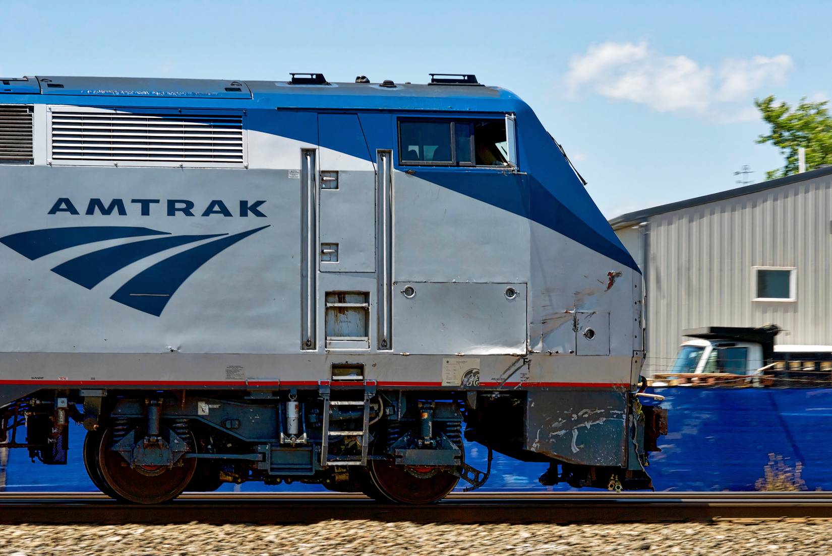 Amtrak's locomotive sights through the city of attractive cardinal trains Amtrak to Chicago, Illinois. 