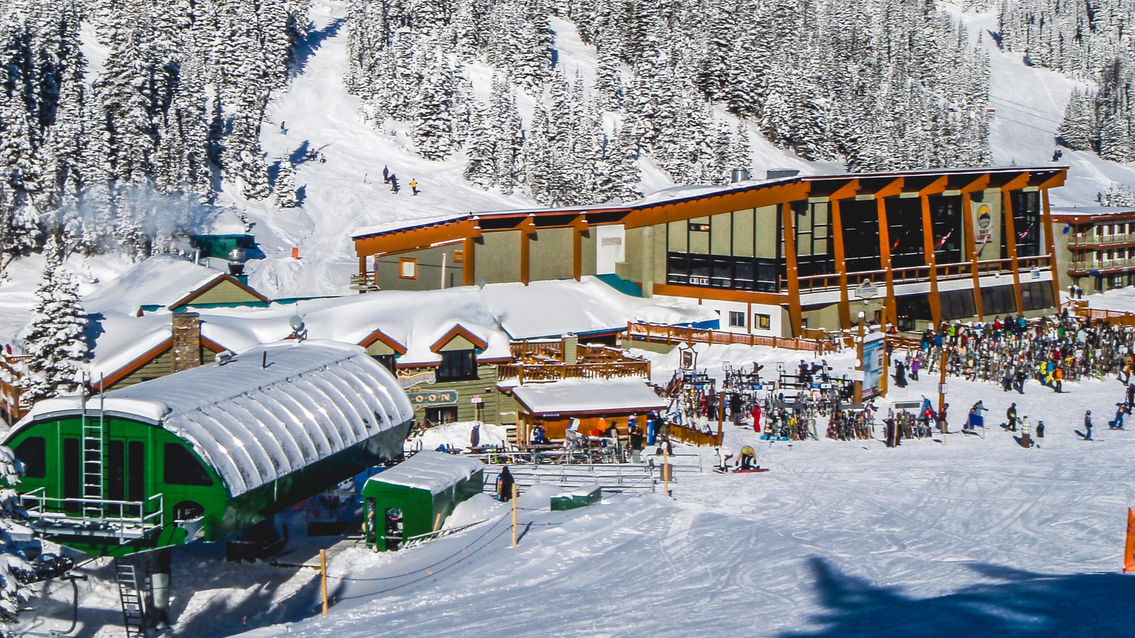 U.S. Travelers Eye Canadian Ski Resorts After Early Snowfall For Tourist Spots