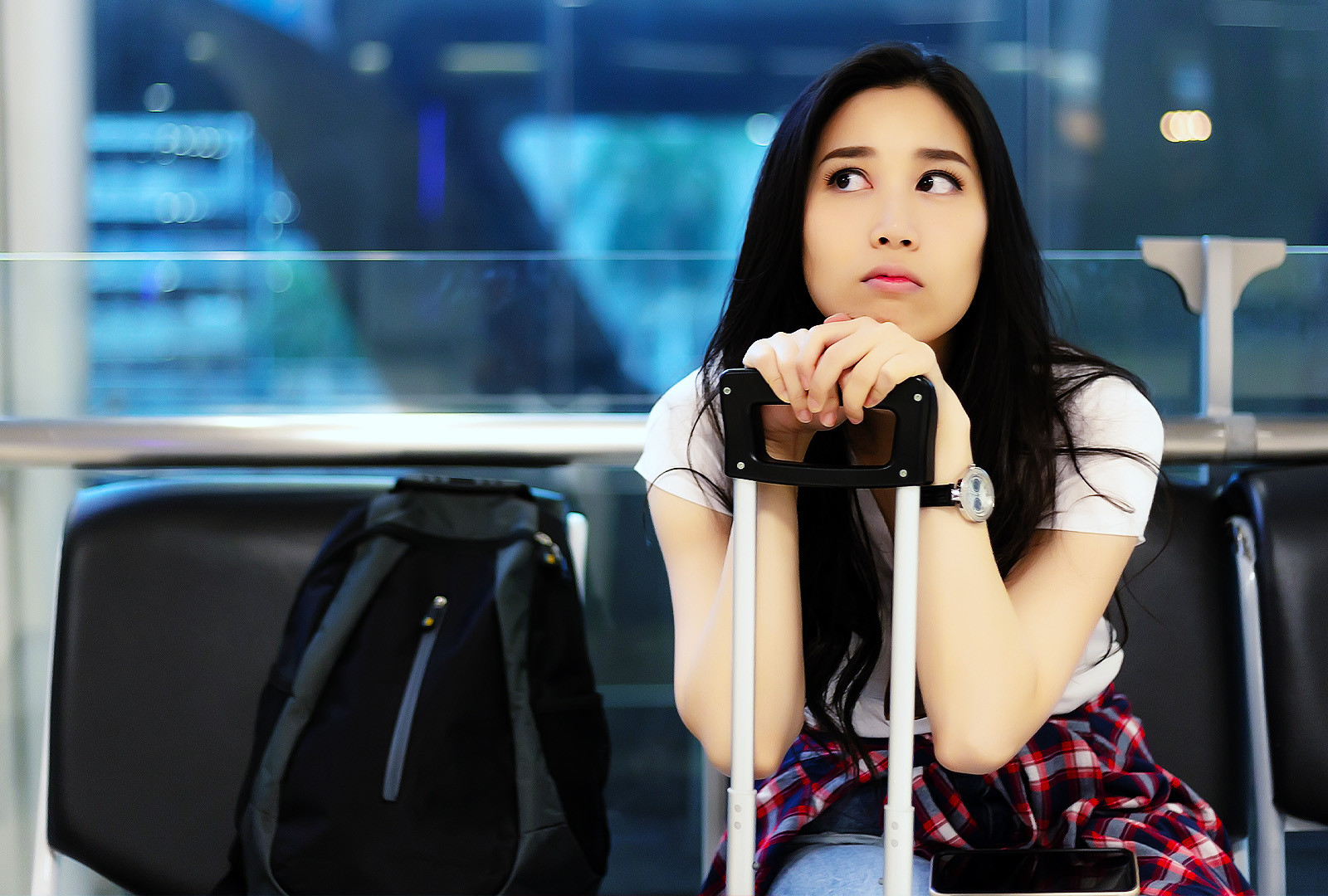 Would You Wait 3 Hours For A Friend At The Airport? This Traveler Asks "AITA "