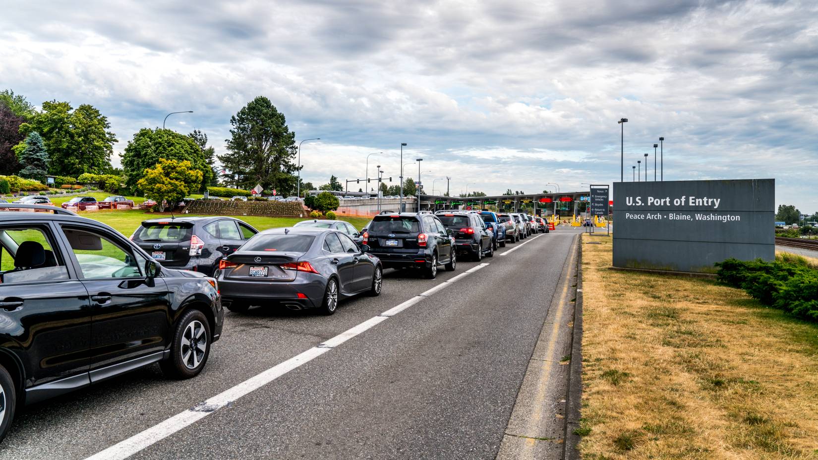 Long line of cars at the Canada-US Peace Arch border crossing