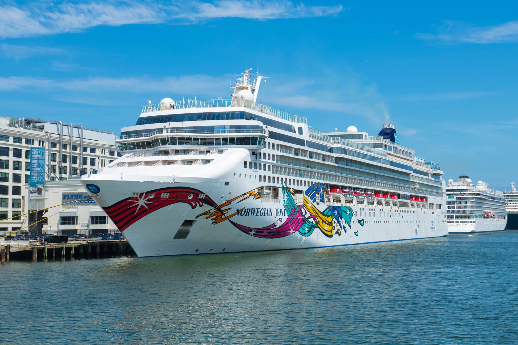Norwegian Jewel declara “Código Oscar Starboard” enquanto o passageiro vai ao mar