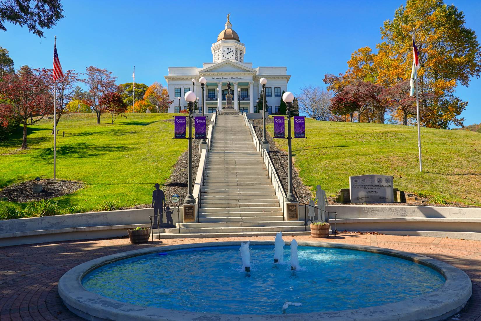 アッシュビルをスキップ:近くにある過小評価されているブルーリッジ山脈の町はさらに美しい