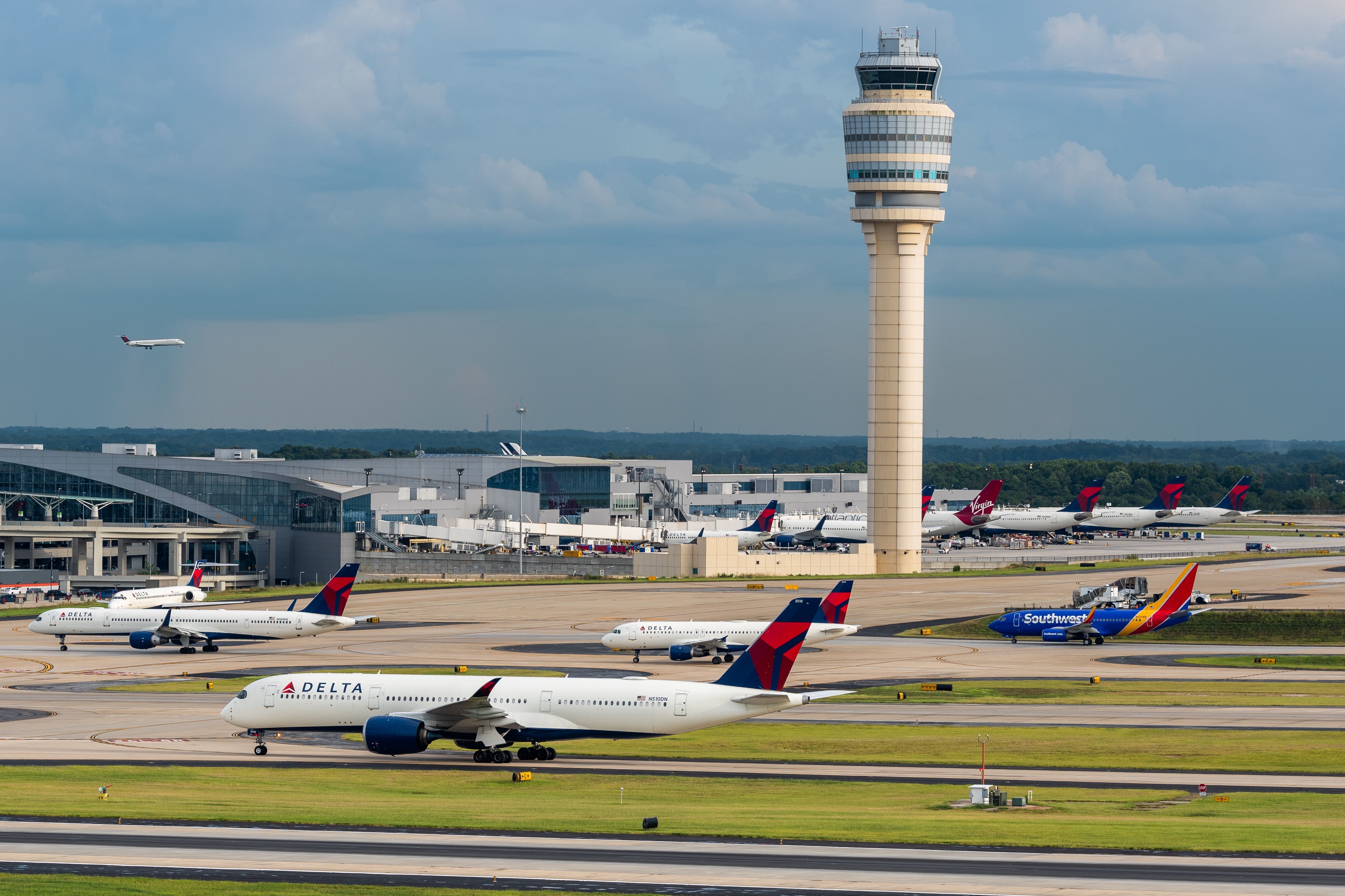 Busiest U.S. Airport Joins 2 Major Hubs To Enforce Ebola Screening Rules On Passengers