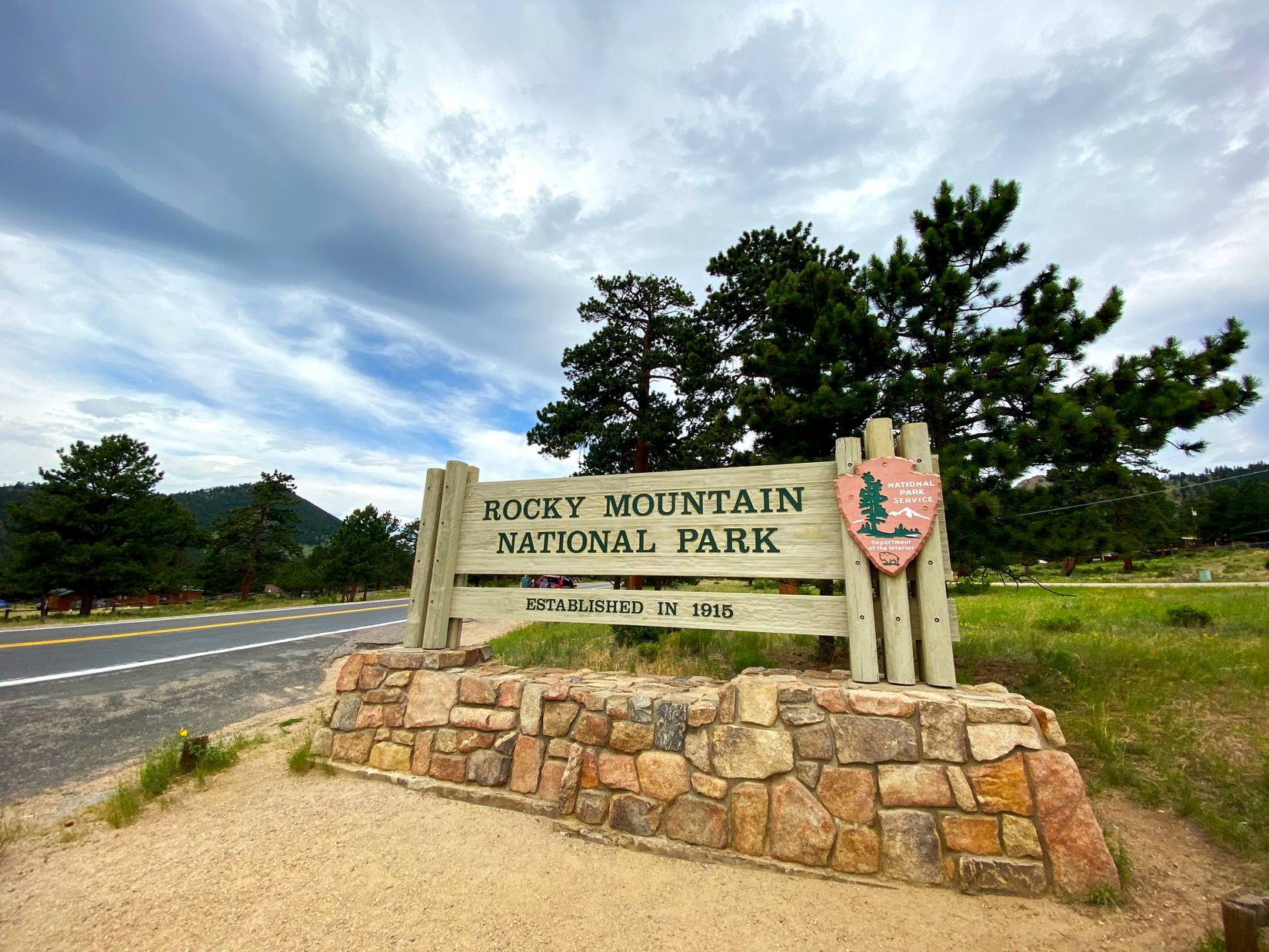 Visitantes do Parque Nacional das Grandes Montanhas Fumegantes ficam furiosos quando um homem usa ilegalmente um drone para perseguir um urso da árvore