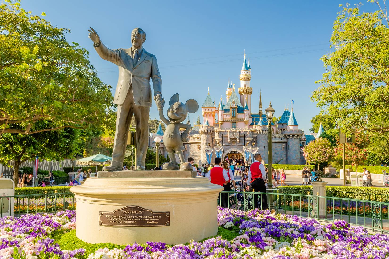 Disneyland Resort met en œuvre avec audace des augmentations de prix radicales pour les billets et les pass
