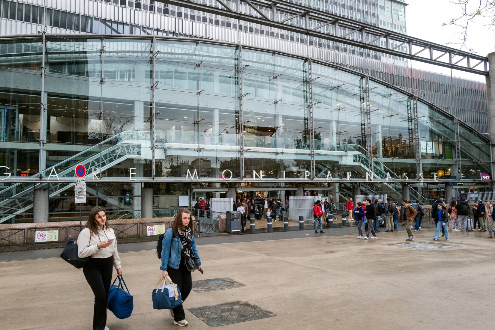 Police Shooting At Paris' Montparnasse Train Station Snarled Travel ...