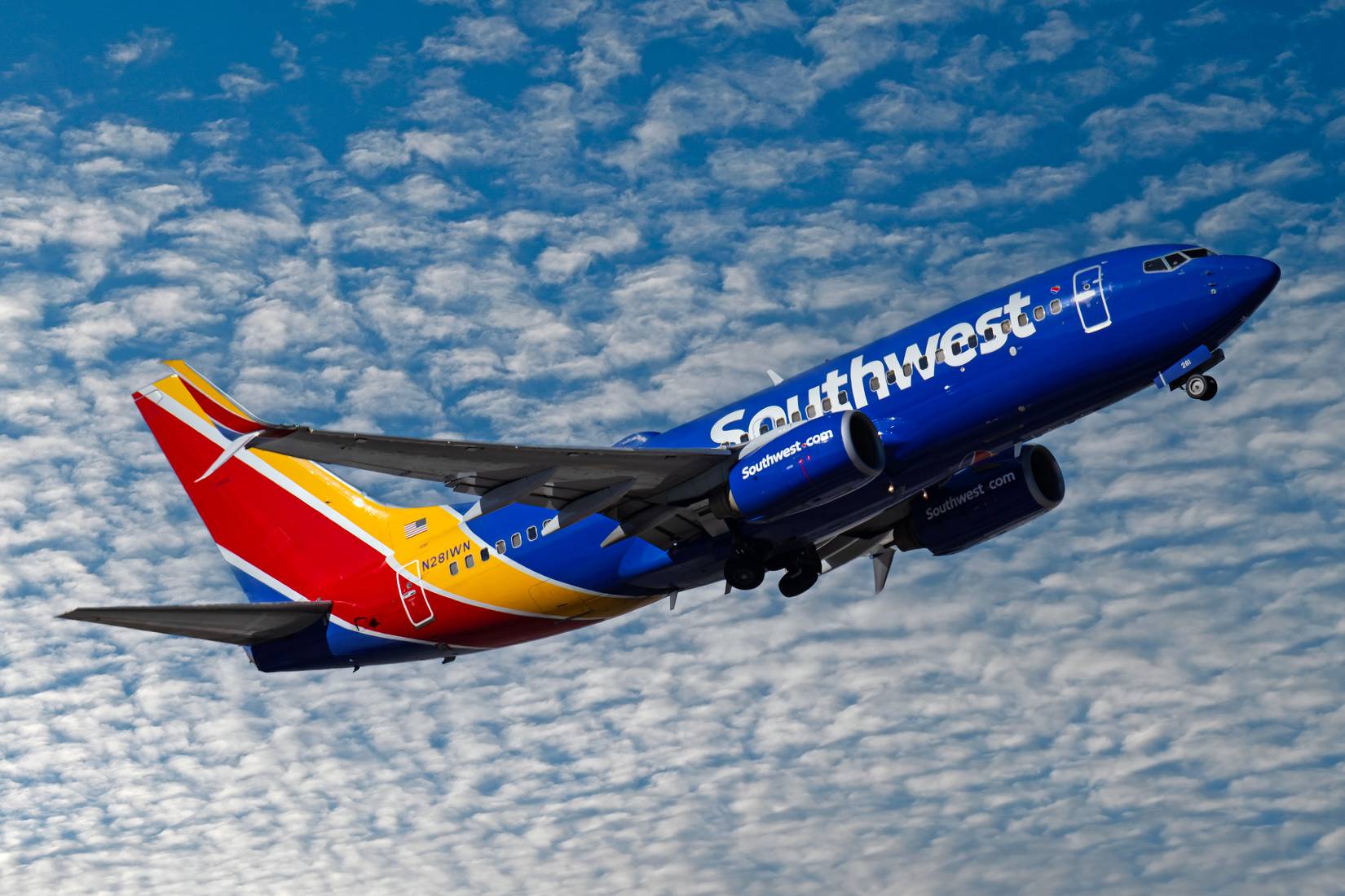 Southwest Airlines Boeing 737-700 N281WN departs from 7L at Sky Harbor Airport in Phoenix, Arizona