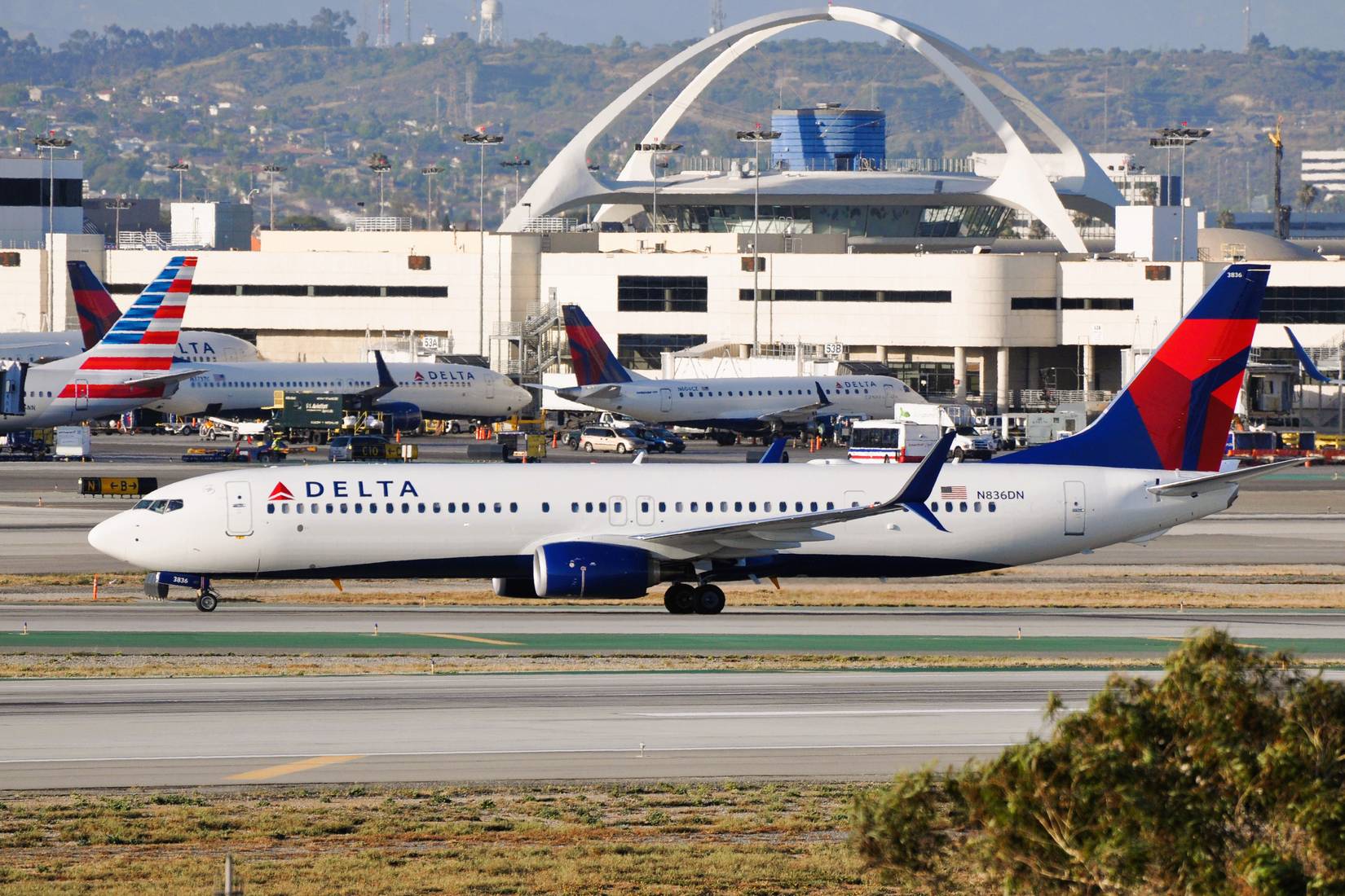 Delta Air Lines Boeing 737-900 at LAX