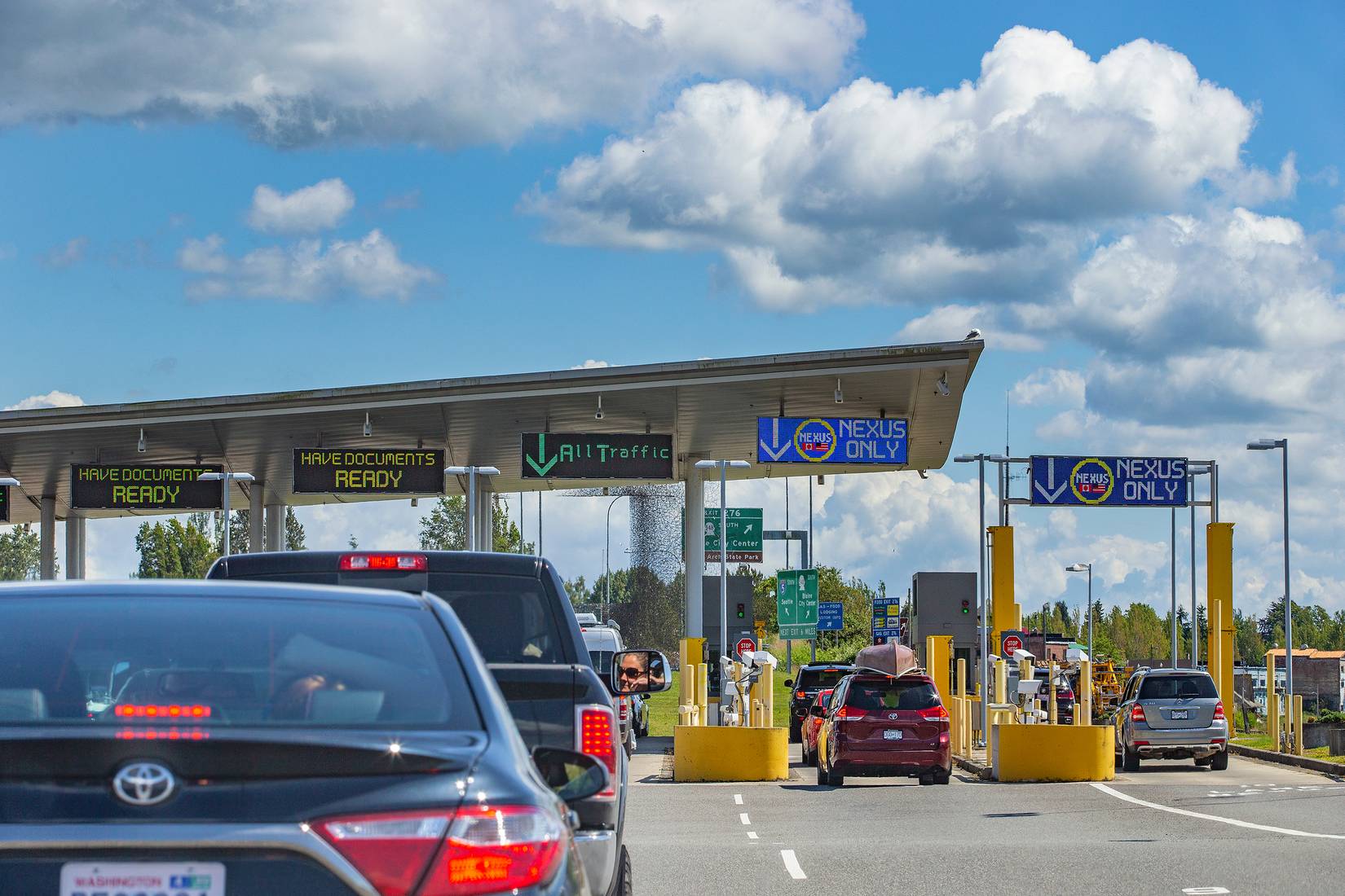 Busy border crossing between the U.S. and Canada - Peace Arch, Washington, U.S.