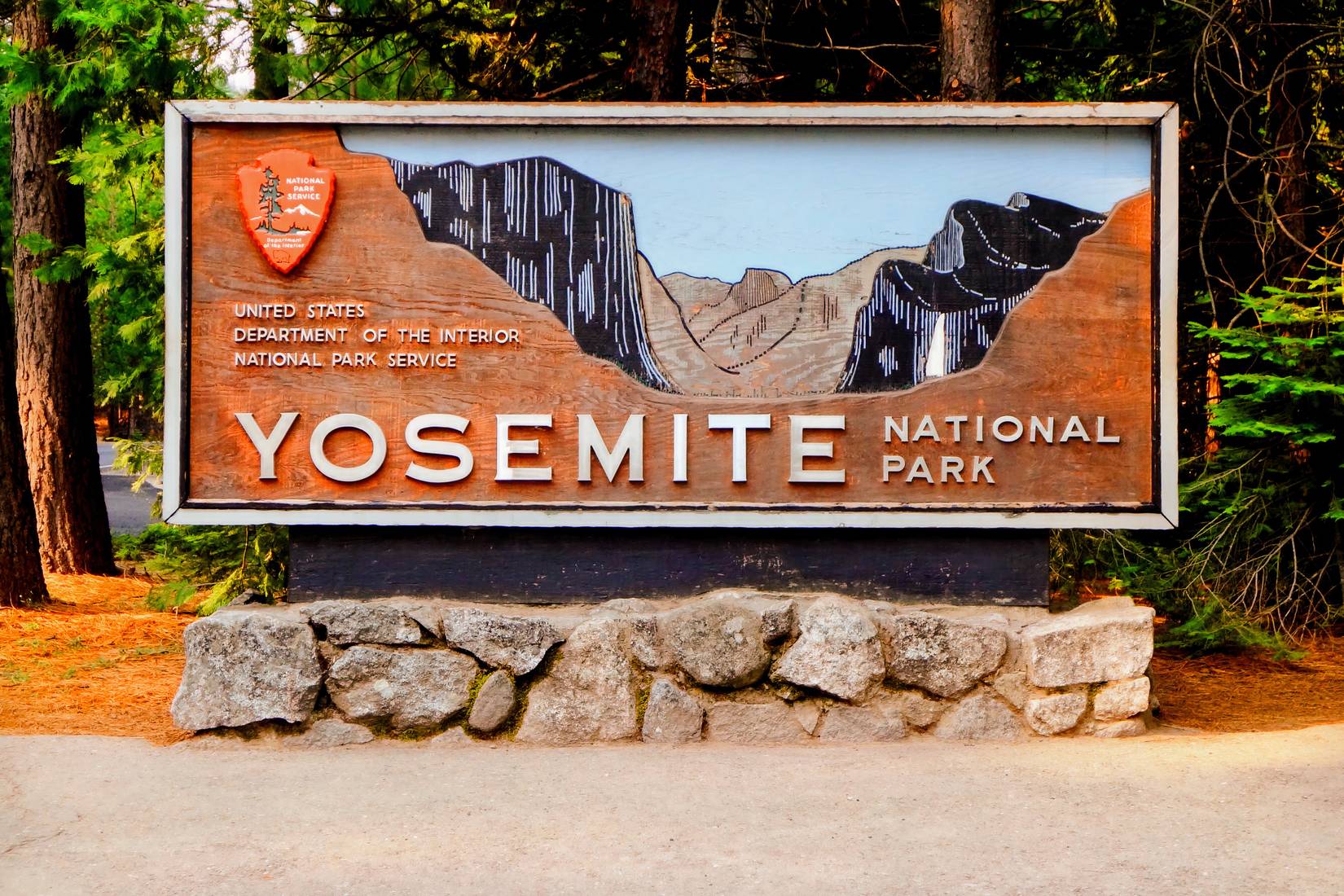 Signo del Parque Nacional Yosemite mostrando El Capitan, California