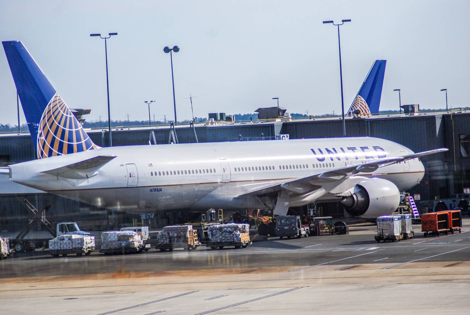 United Airlines B777-200 at Washington Dulles International Airport