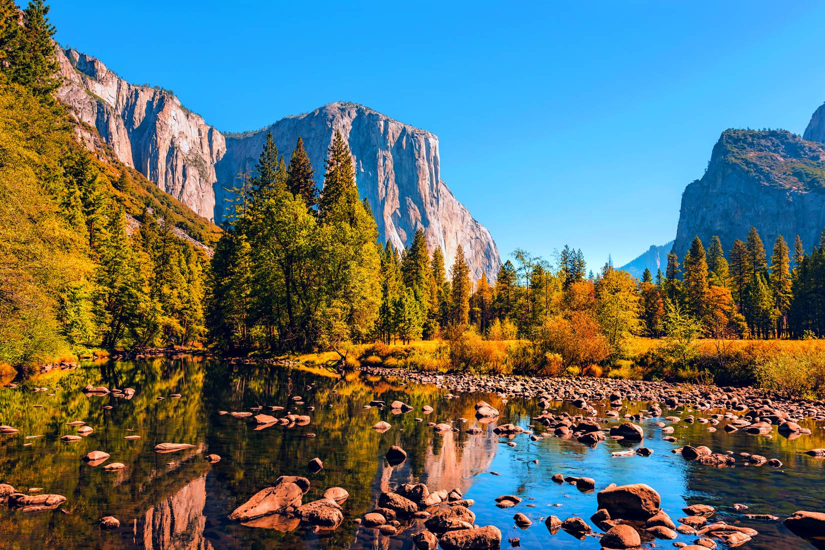 Ver en el río Merced y El Capital en el Parque Nacional Yosemite en California en el otoño