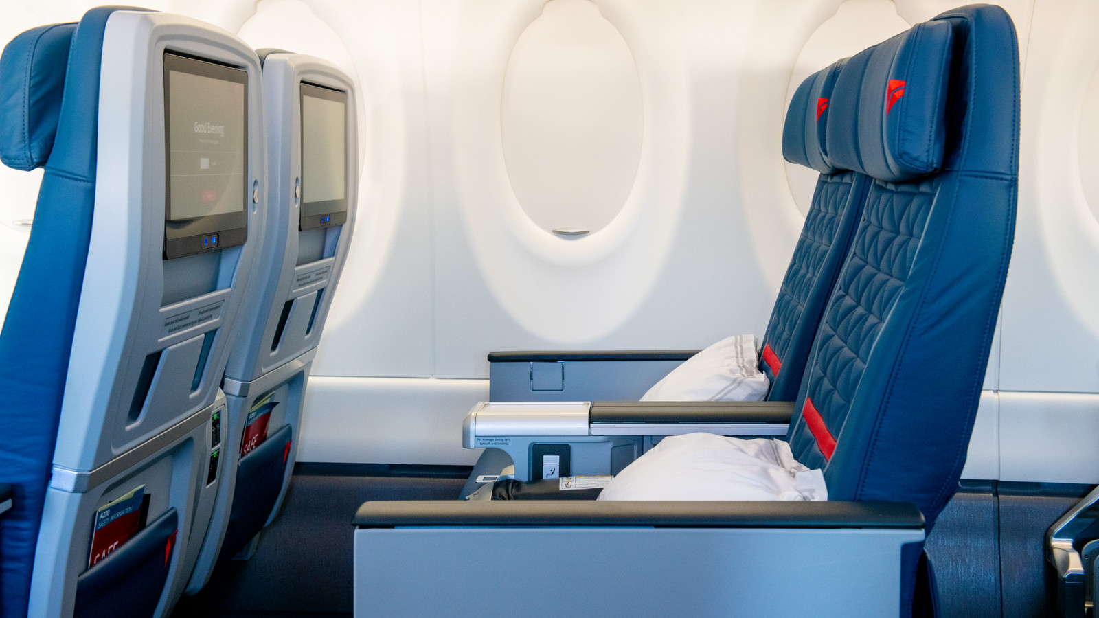 Delta Air Lines Customer On Flight DL39 Forces Passengers To Book Seattle Hotel Over "Legal" Beverage Dispute