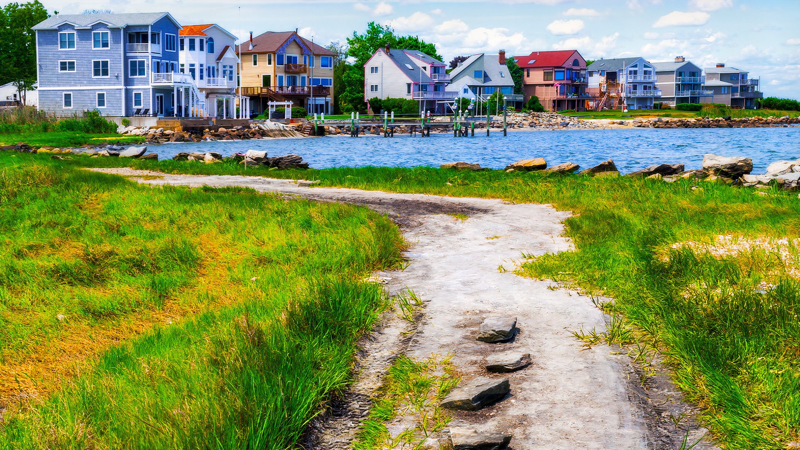 America's Safest City Is Like A "Mini England" Complete With Quaint Tea Shops And Cobblestone Streets