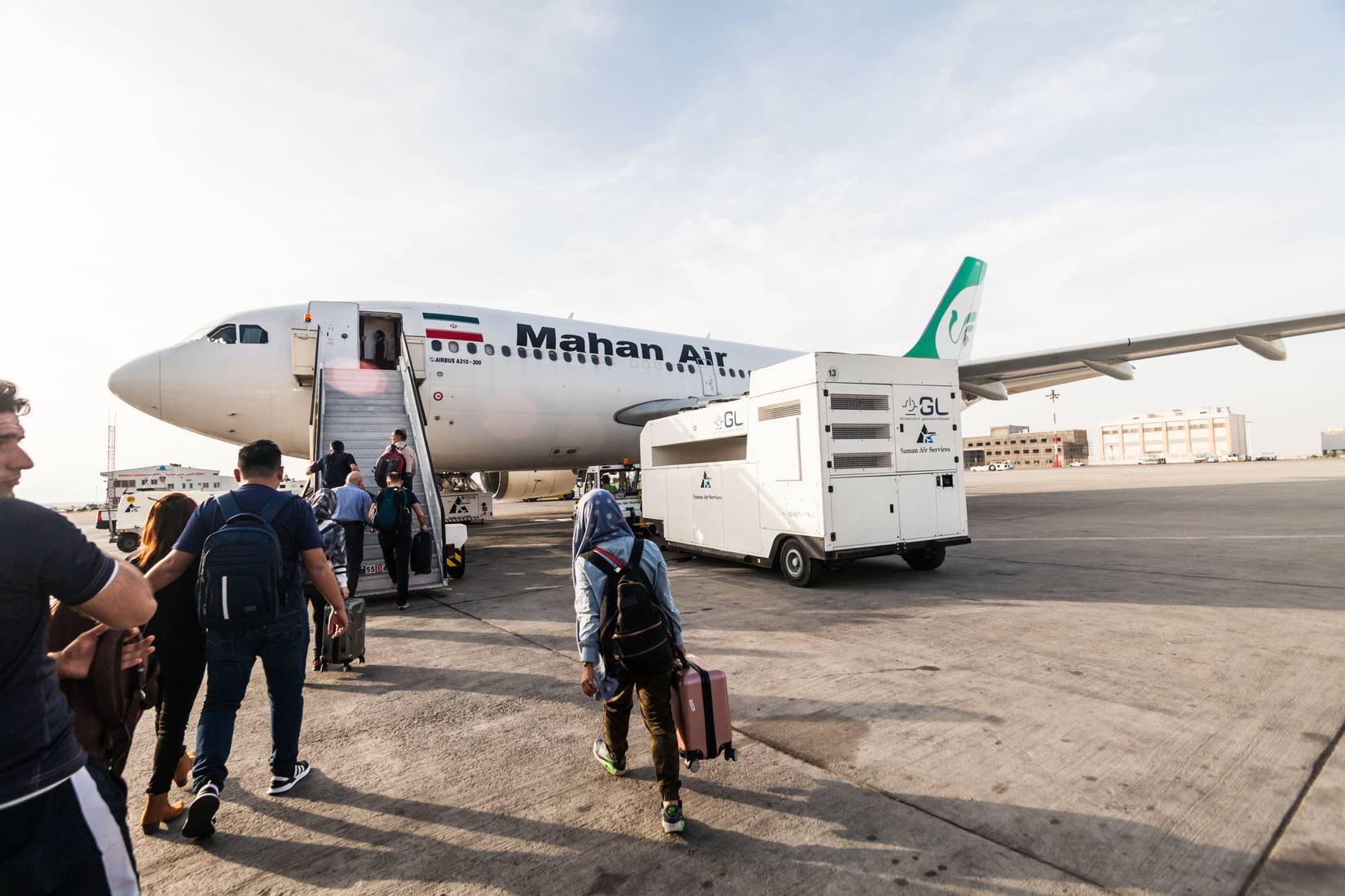 航班乘客在伊朗伊玛目霍梅尼国际机场登机