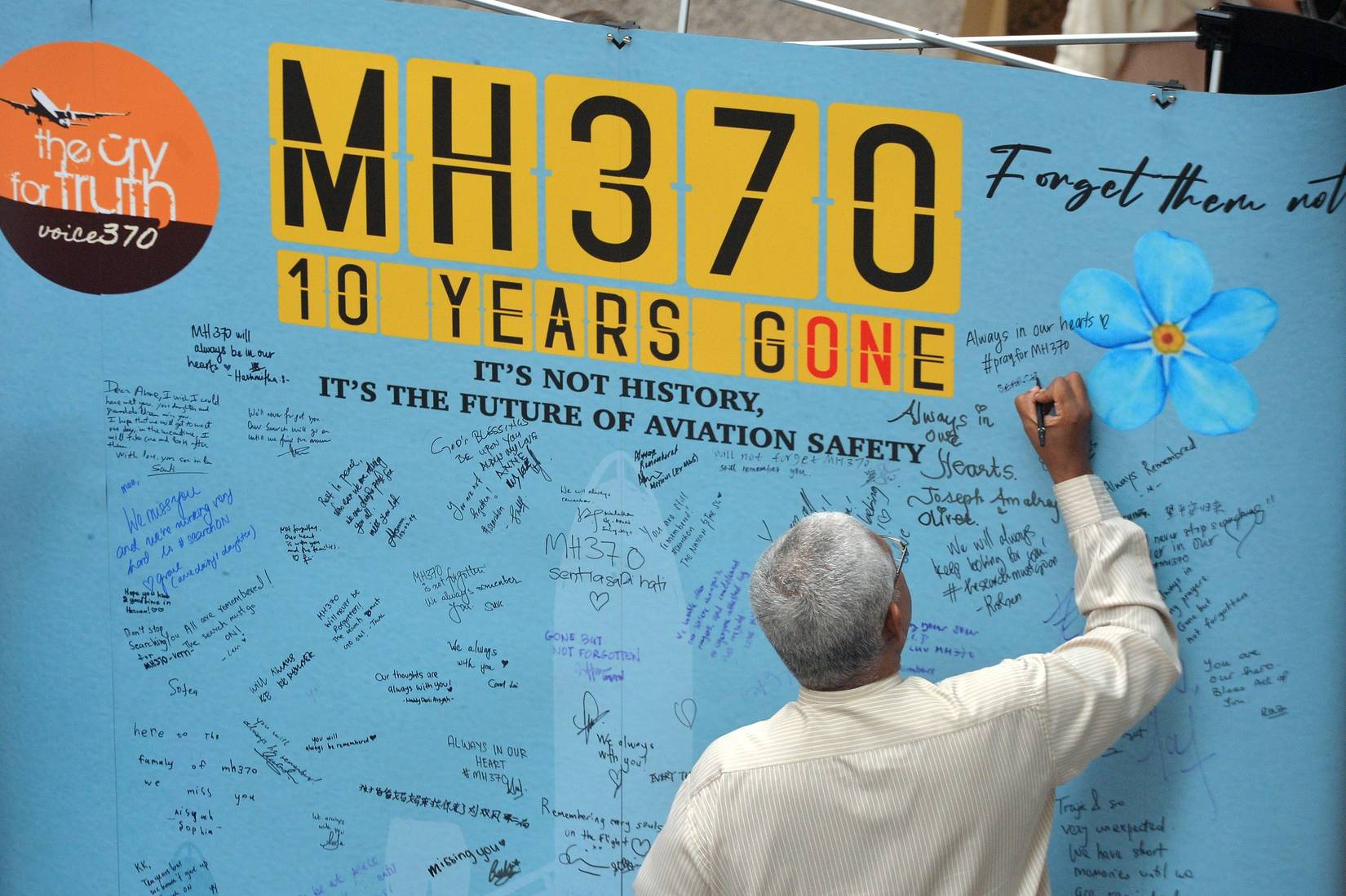 2024 年 3 月 3 日，马来西亚吉隆坡，在纪念马来西亚航空公司 MH370 航班失踪 10 周年的活动中，游客在黑板上写下了信息