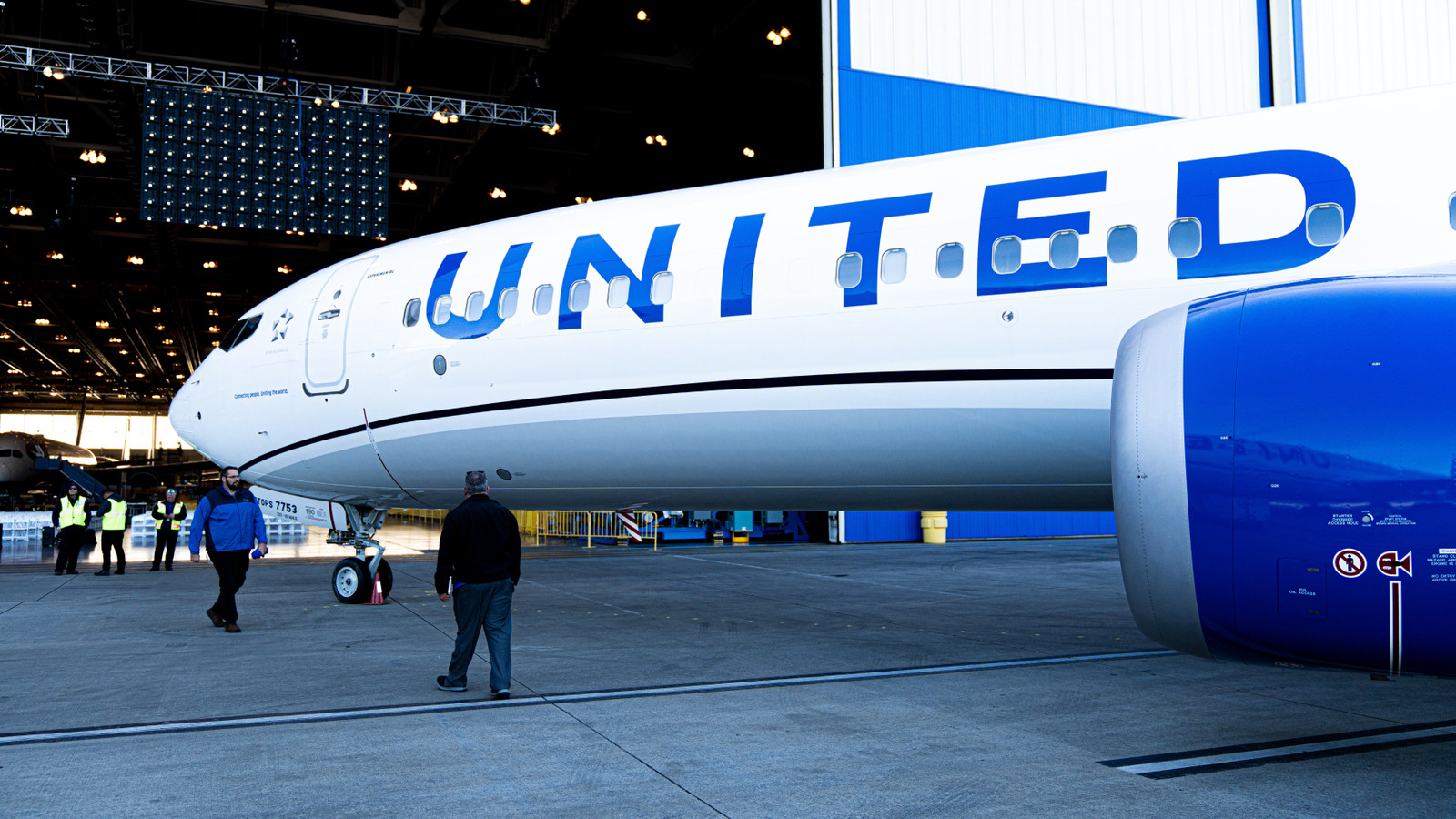United Airlines Flight 2323 Loses Wheel And Leaves 200 Passengers ...