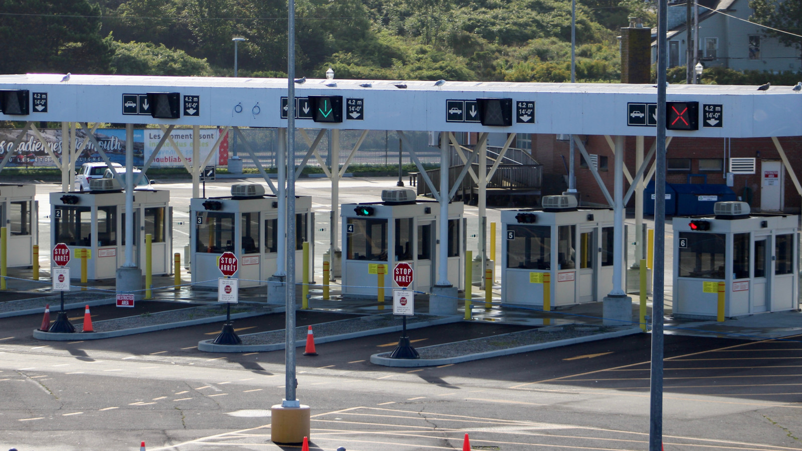 Canadian Border Agent Catches American Visitors By Surprise With Unexpected Firearm Question