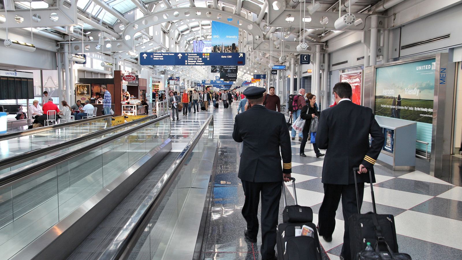 United, Delta, And American Airways Nonetheless Implement A Shocking Gown Code Ban Rule On Pilots Due To FAA Research From The Nineteen Eighties