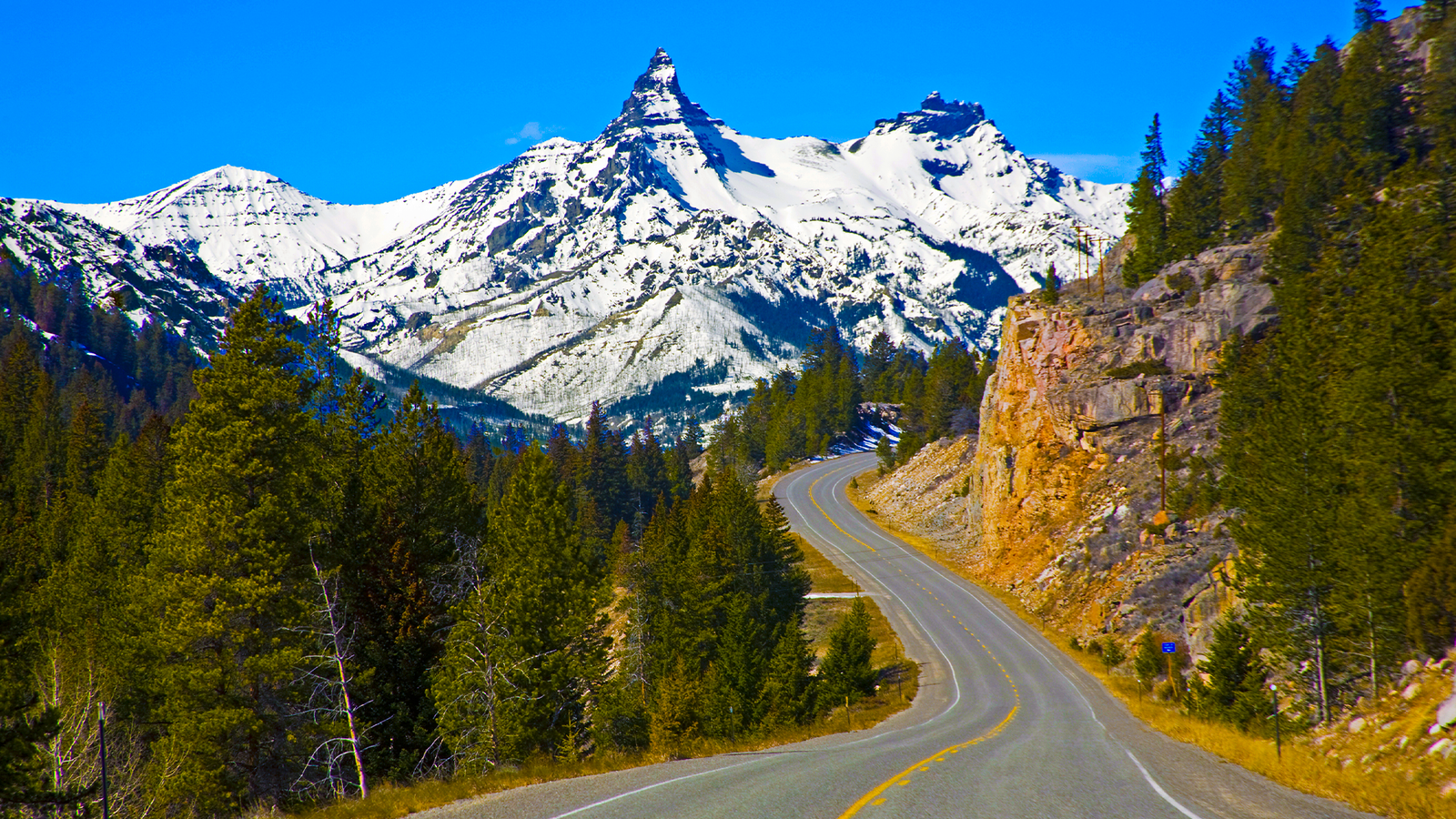 This Montana Highway Quietly Turns Into One of Canada’s Most Scenic Drives
