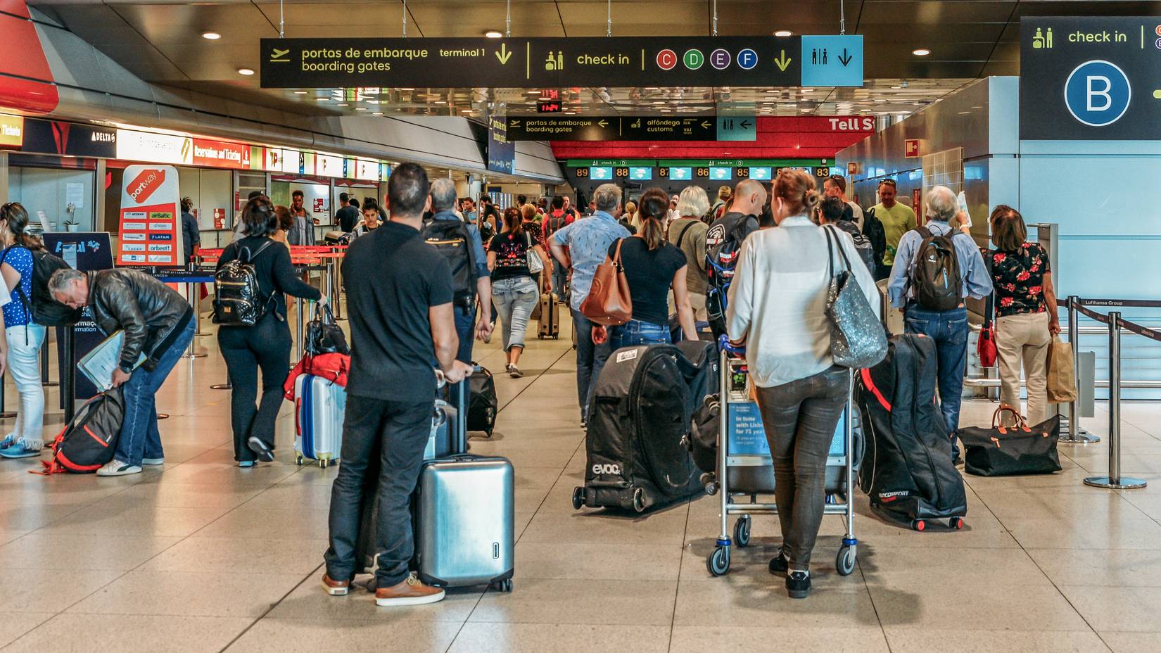 مسافرانی که به لیسبون، پرتغال می رسند