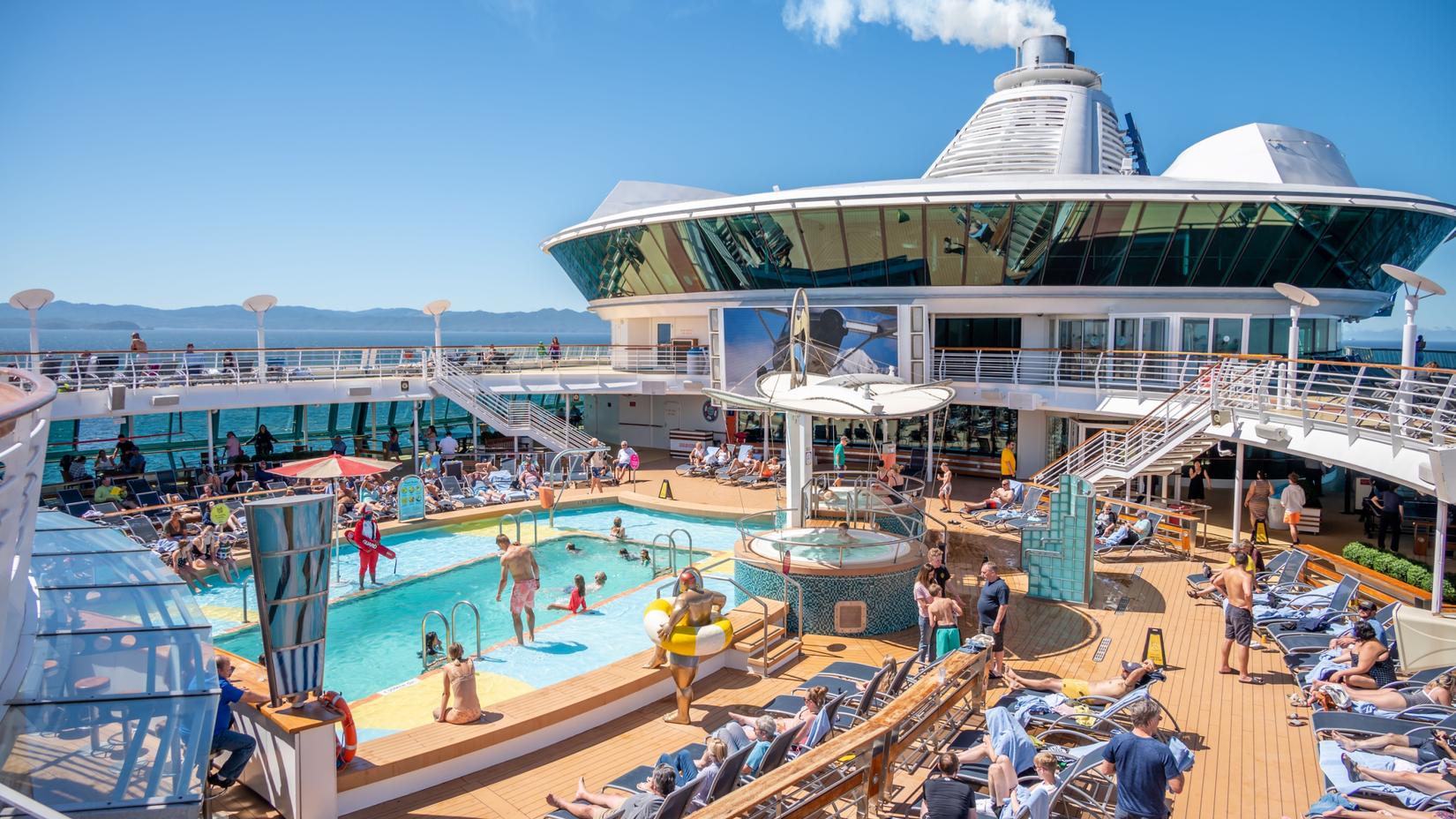 Pasajeros en la cubierta del lido del Serenade of the Seas de Royal Caribbean