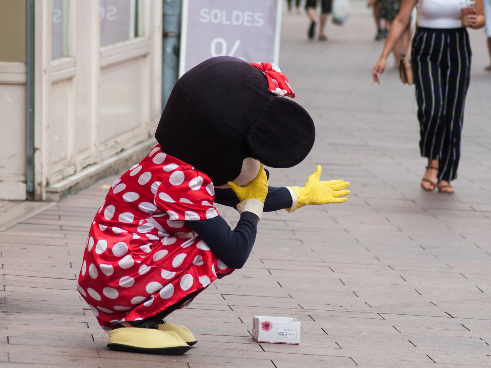 minnie mouse cigarette break Las Vegas Has Lost Its Disney Touch As Minnie Mouse Debacle Goes Viral