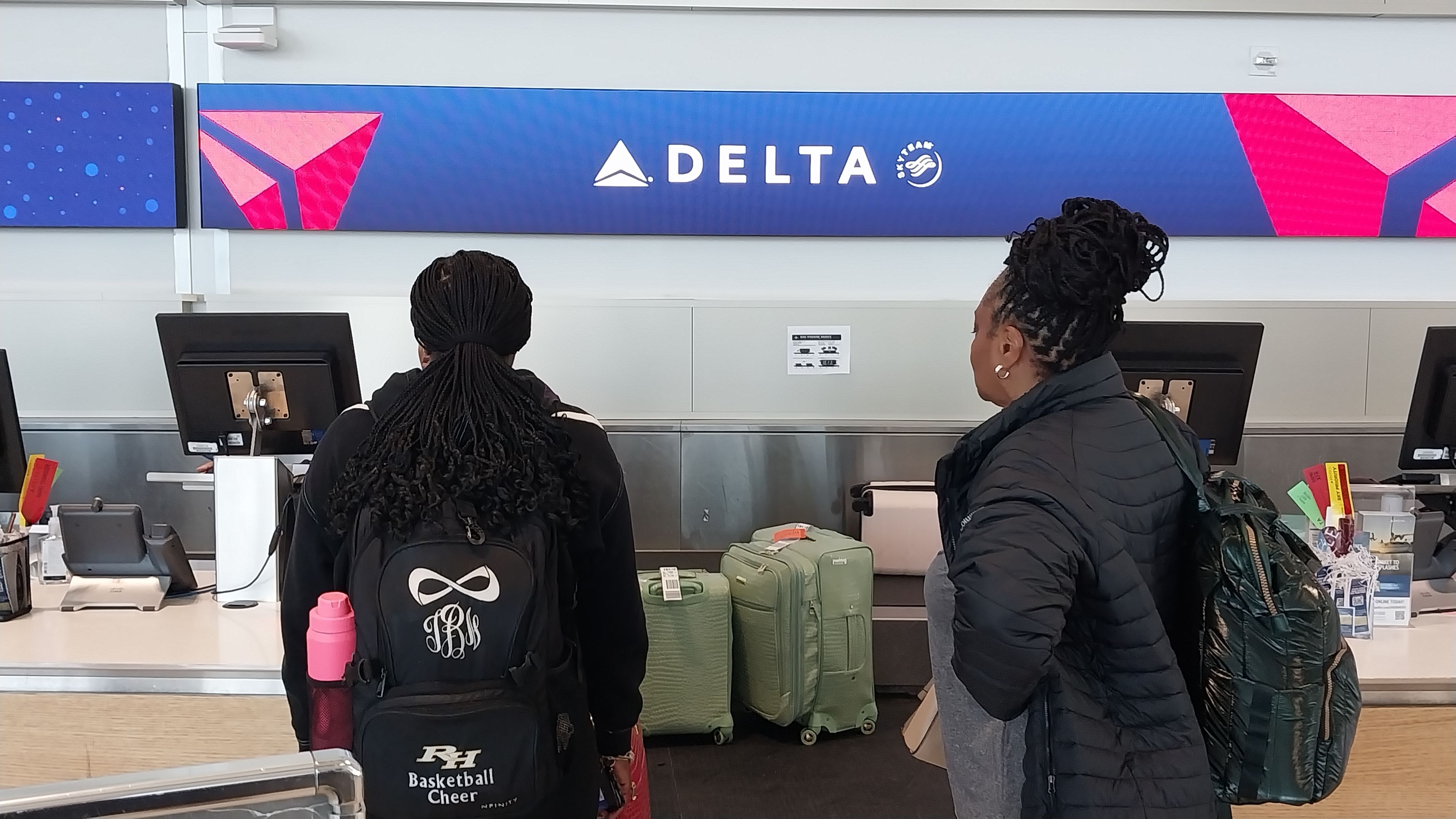 3 News Article Image Фрустрация пассажиров авиакомпании Delta Air Lines относительно верхних багажных отделений может усилиться, поскольку ассоциация поддерживает использование замков для доступа к ручной клади