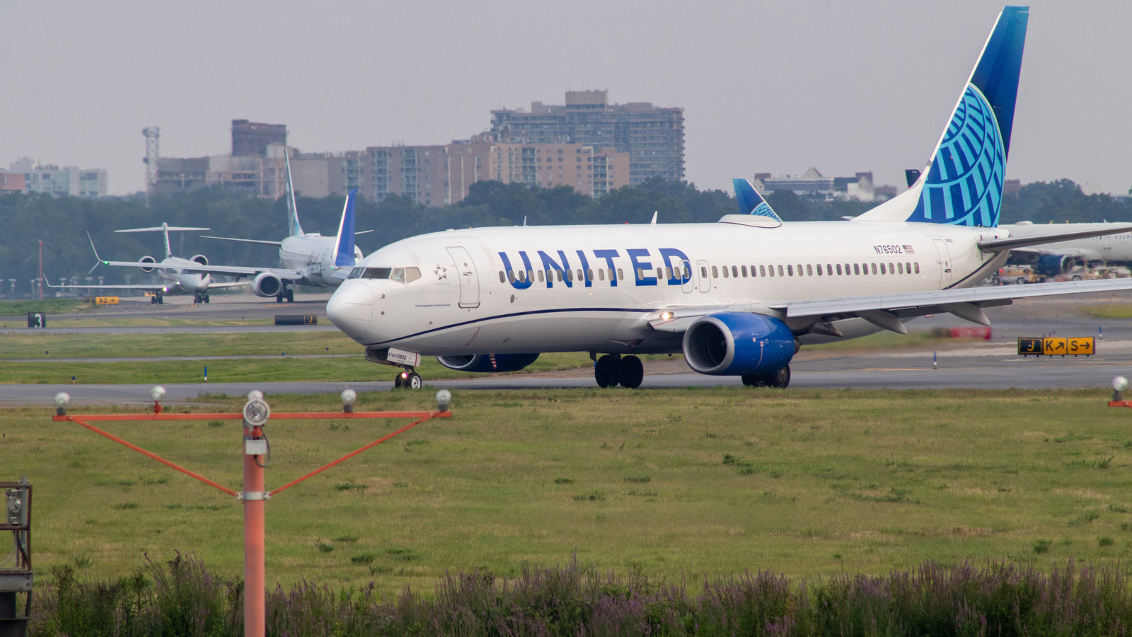 United Airlines Flight 2092 Diverted Over Mysterious Beeping Noise: Pilots Deploy Emergency Slides